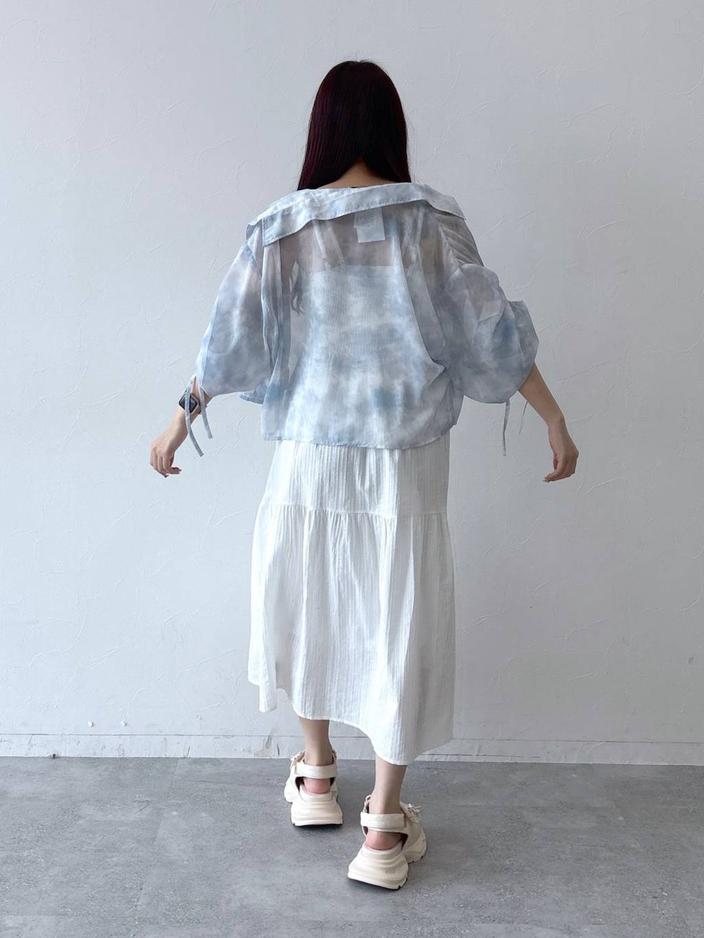 ブルー系のシャツ/ブラウス、ホワイト系のワンピース、その他のサンダルを着用したレディースの春コーディネートの4枚目の写真