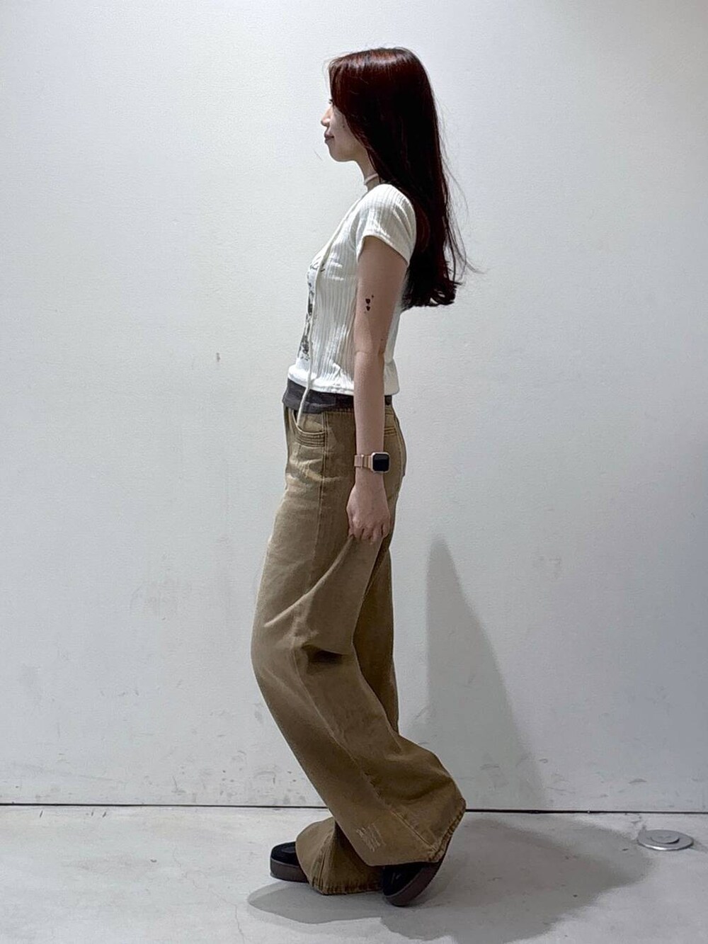 ホワイト系のTシャツ/カットソー、イエロー系のデニムパンツを着用したレディースの夏コーディネートの3枚目の写真