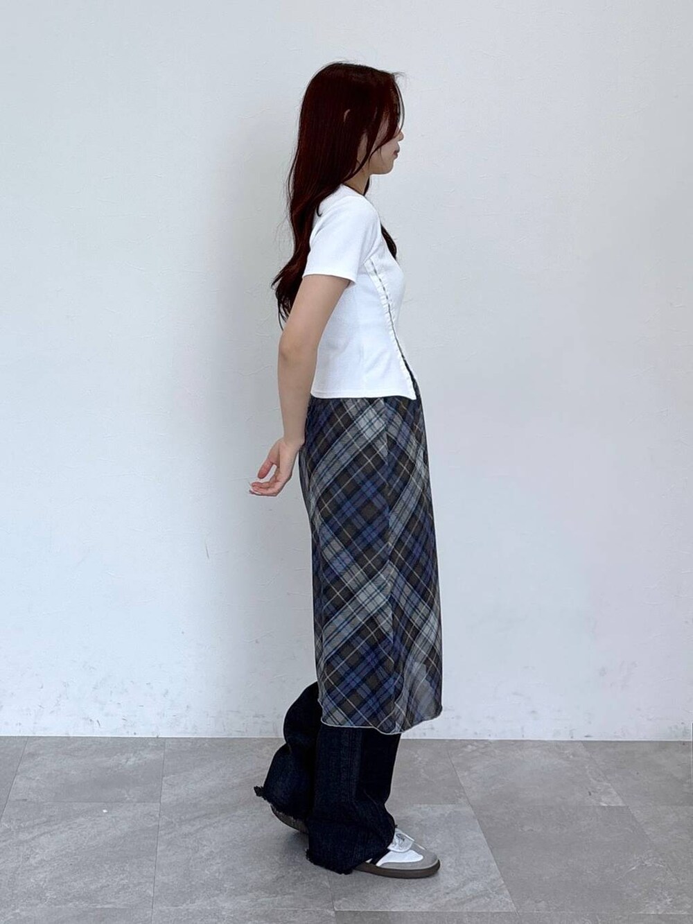 ブラック系のデニムパンツ、ブルー系のスカートを着用したレディースの春コーディネートの4枚目の写真