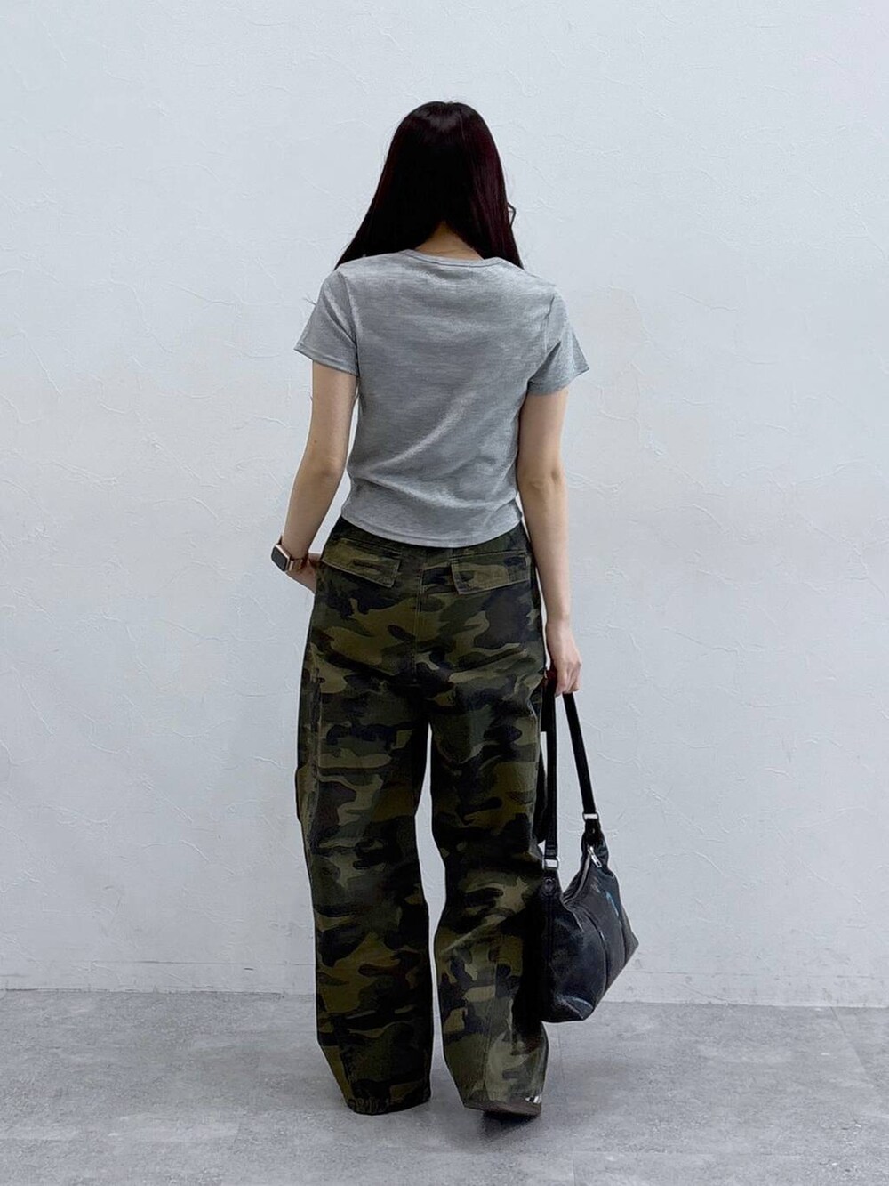 ブラック系のハンドバッグ、その他のカーゴパンツ、グレー系のTシャツ/カットソーを着用したレディースの春コーディネートの4枚目の写真