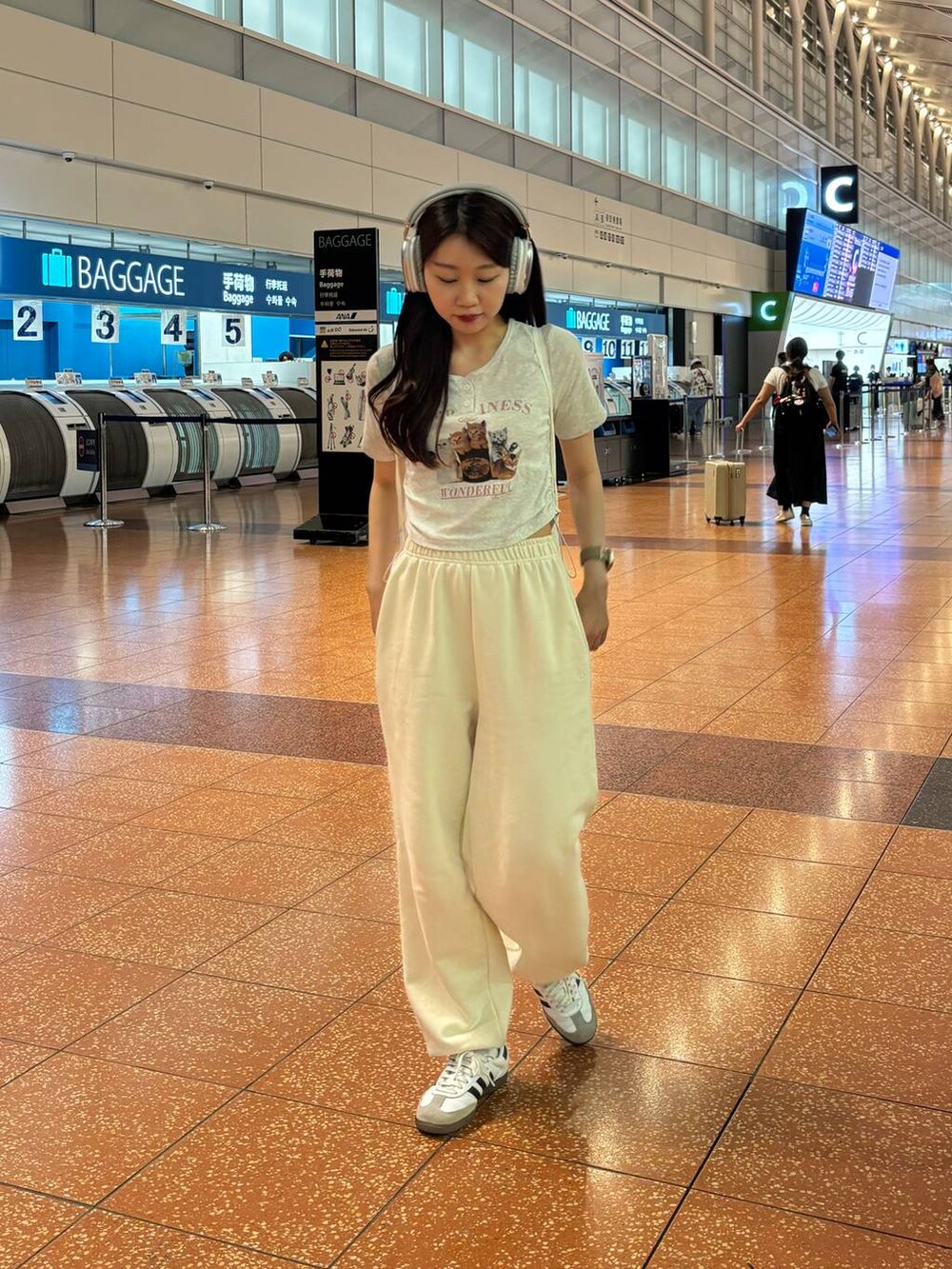 ホワイト系のバックパック/リュック、ベージュ系のスウェットパンツを着用したレディースの夏コーディネートの2枚目の写真