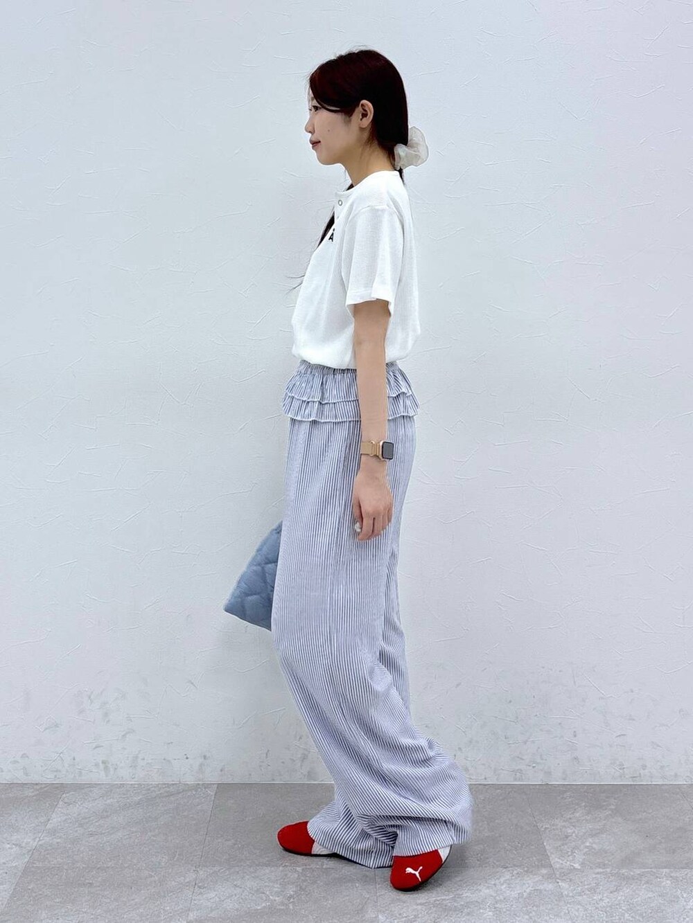 ホワイト系のTシャツ/カットソーを着用したレディースの夏コーディネートの3枚目の写真