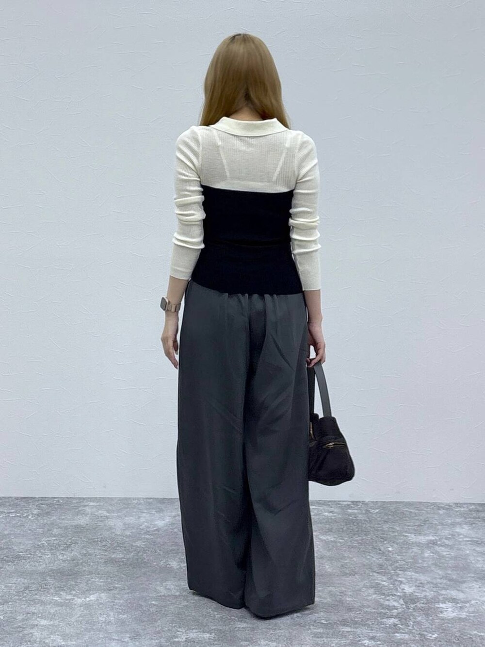 ブラック系のローファー、ホワイト系のニット/セーター、グレー系のハンドバッグを着用したレディースの秋コーディネートの3枚目の写真