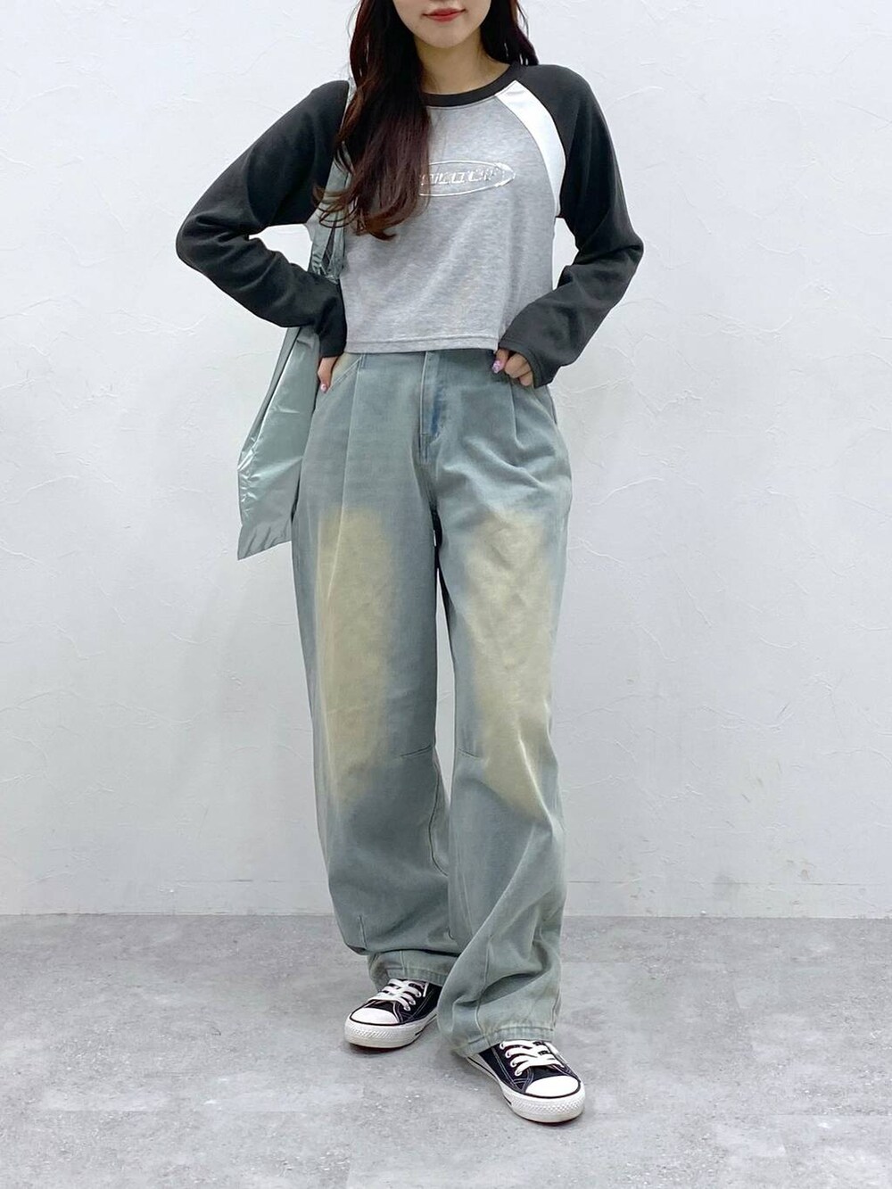 ブルー系のデニムパンツ、グレー系のTシャツ/カットソー、ブルー系のトートバッグを着用したレディースの春コーディネートの2枚目の写真