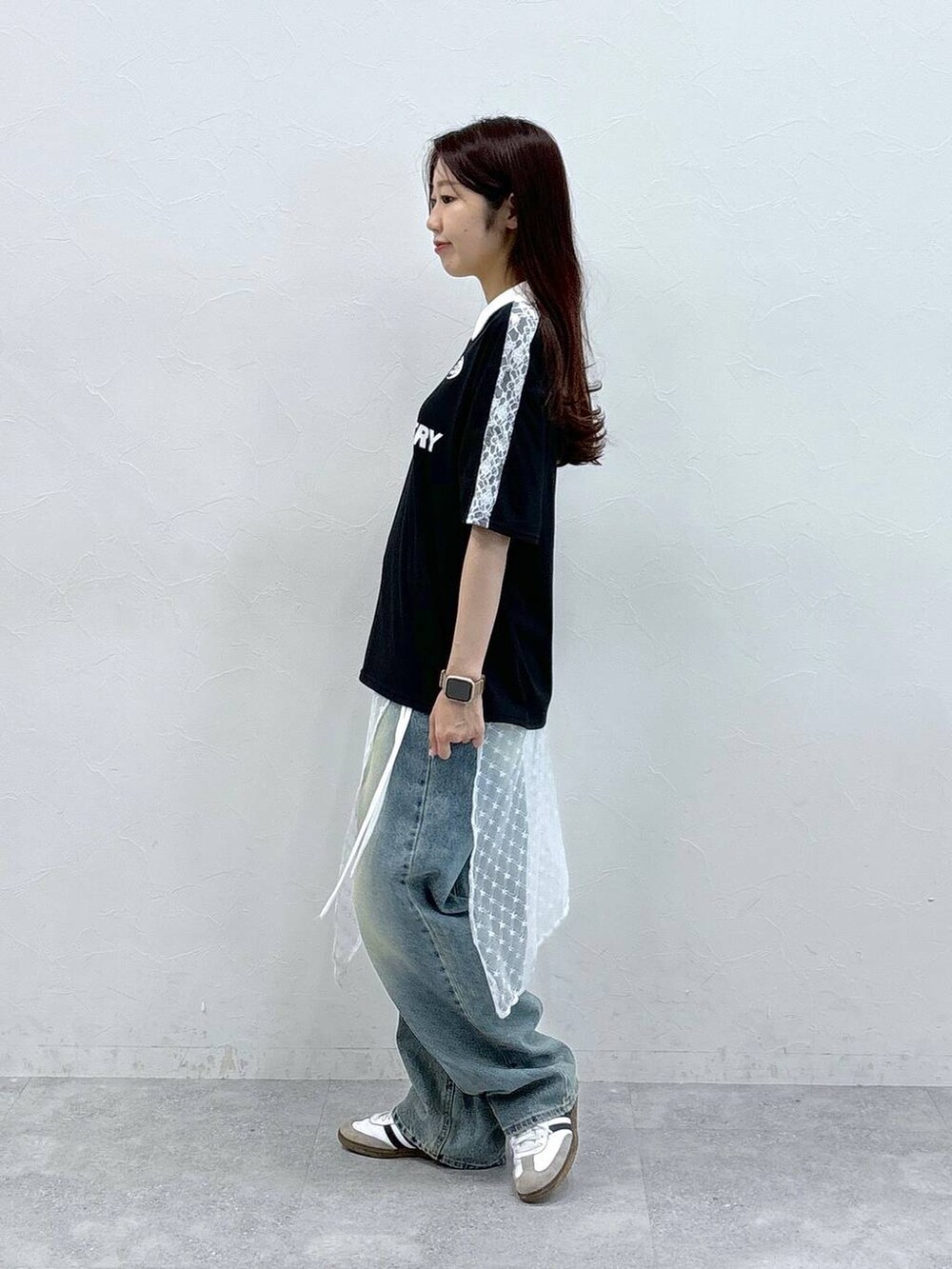 ブルー系のデニムパンツ、その他のスカート、ブラック系のTシャツ/カットソーを着用したレディースの夏コーディネートの3枚目の写真