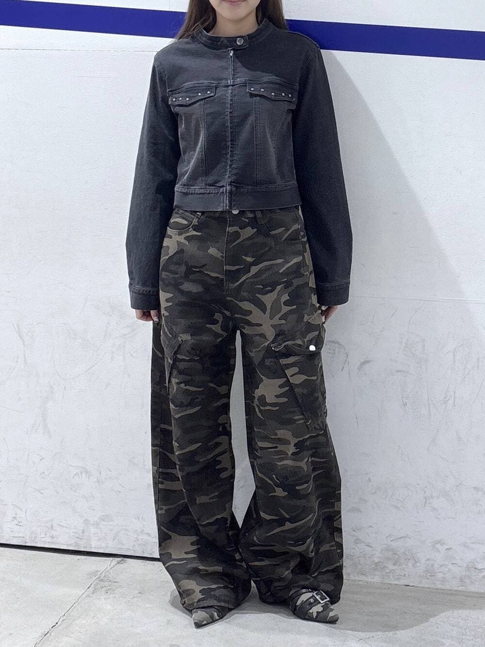 その他のパンプス、ブラック系のデニムジャケットを着用したレディースの春コーディネートの2枚目の写真