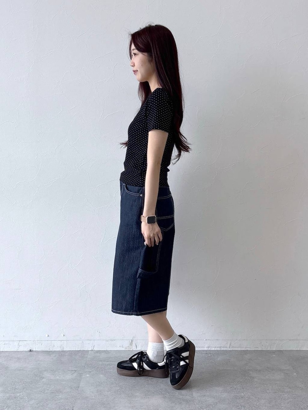 ブルー系のデニムパンツ、ブラック系のTシャツ/カットソーを着用したレディースの春コーディネートの2枚目の写真