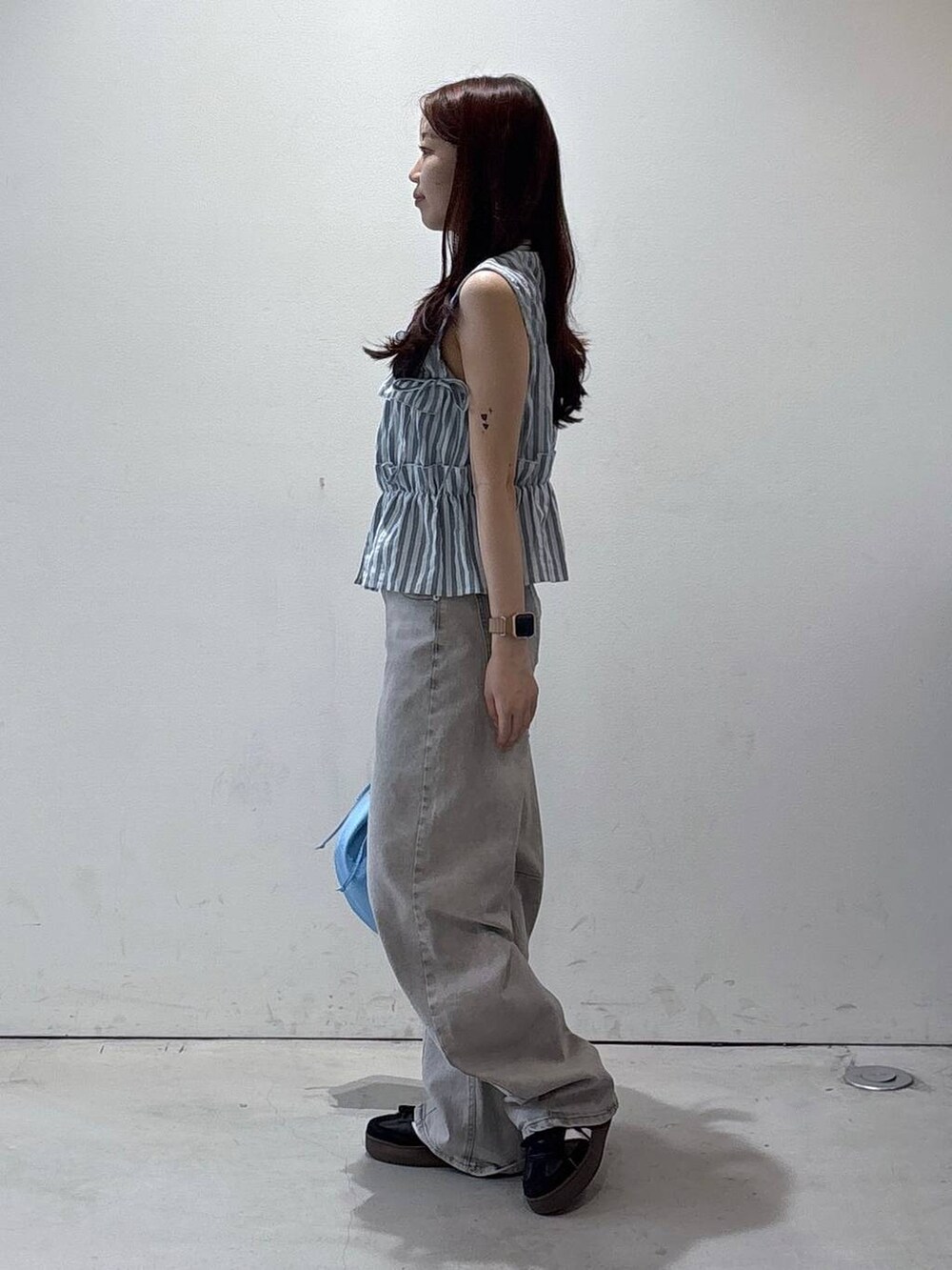 ブルー系のショルダーバッグ、グレー系のデニムパンツ、その他のシャツ/ブラウスを着用したレディースの夏コーディネートの3枚目の写真