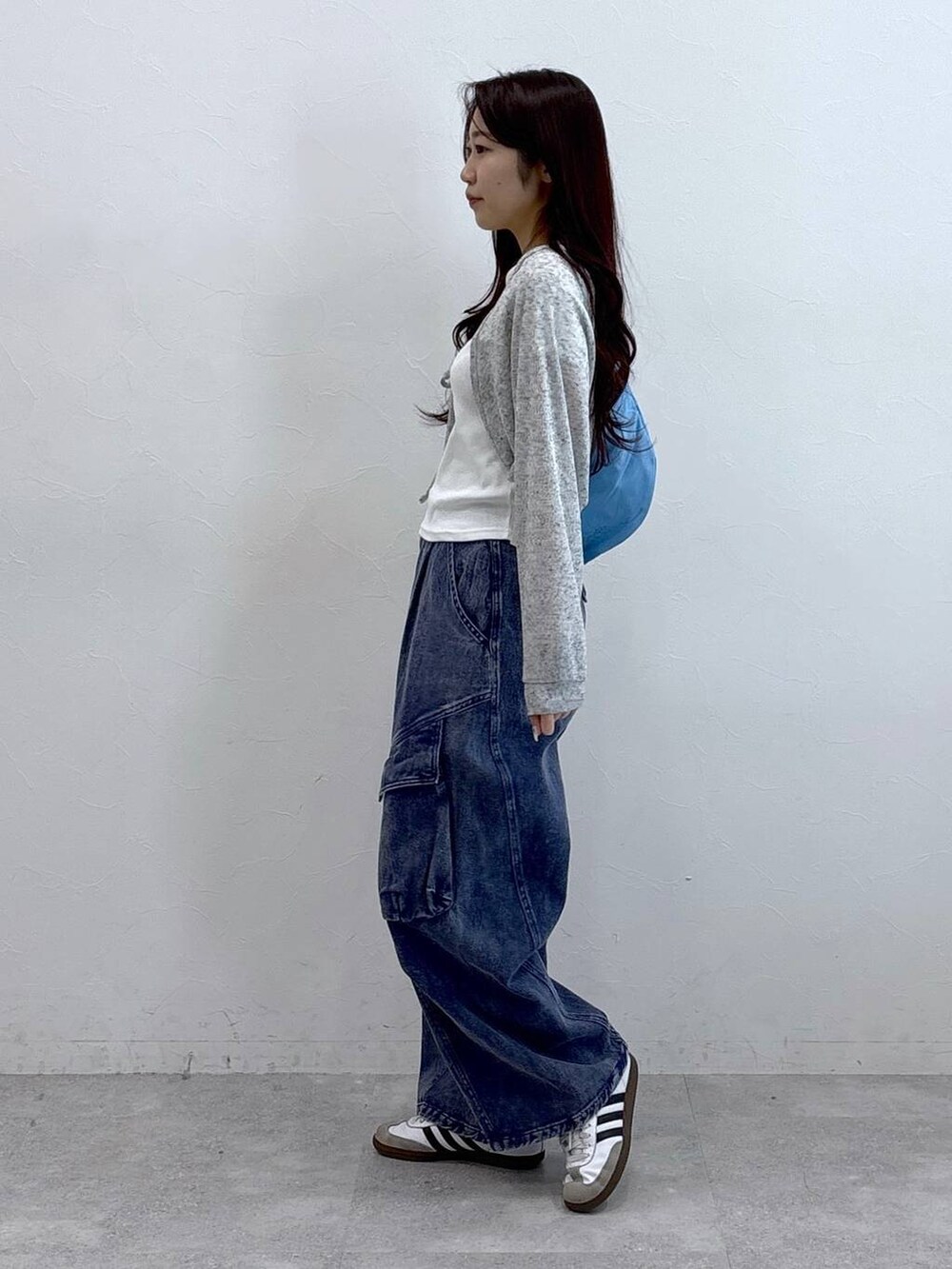 ブルー系のショルダーバッグ、パープル系のカーゴパンツ、ベージュ系のTシャツ/カットソーを着用したレディースの春コーディネートの3枚目の写真