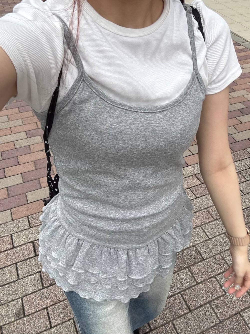 ブラック系のバックパック/リュック、グレー系のキャミソールを着用したレディースの夏コーディネートの4枚目の写真