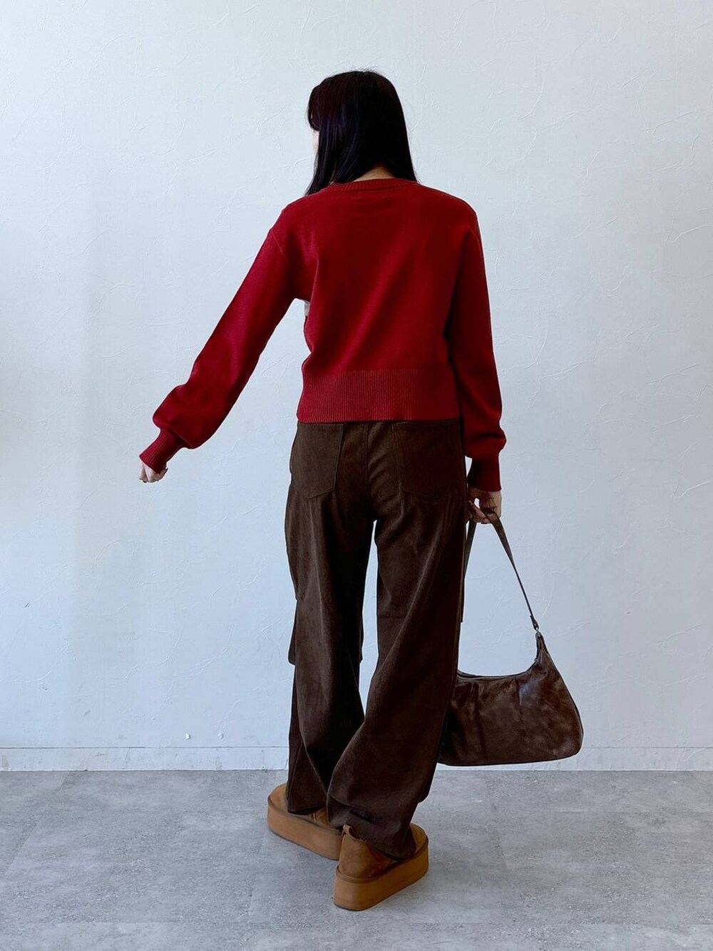 ブラウン系のその他パンツ、ブラウン系のハンドバッグを着用したレディースの冬コーディネートの5枚目の写真