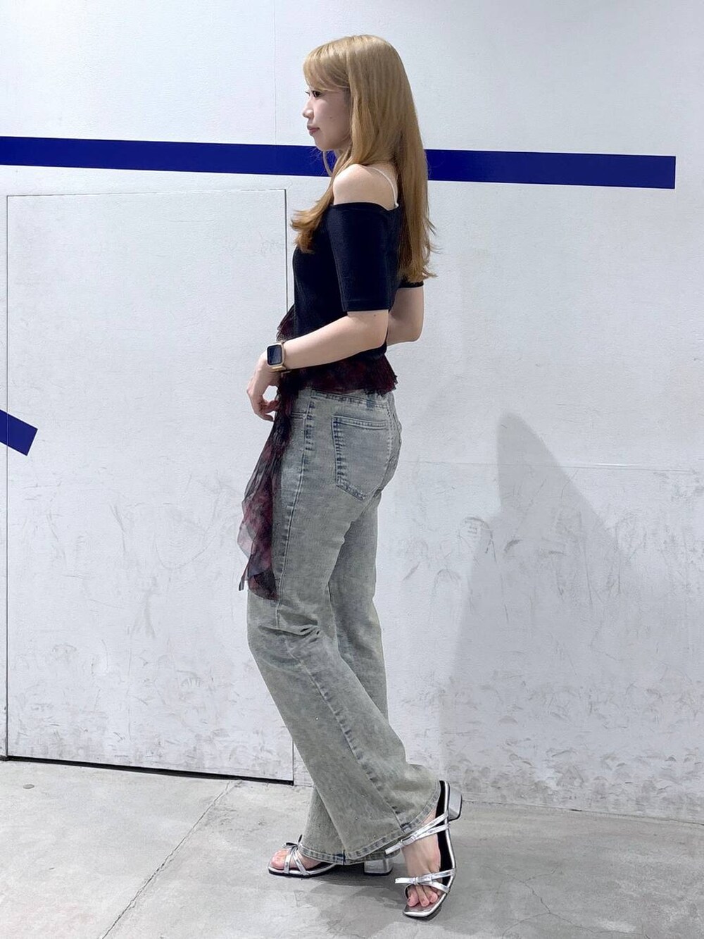 ブルー系のTシャツ/カットソー、ブルー系のデニムパンツを着用したレディースの夏コーディネートの2枚目の写真