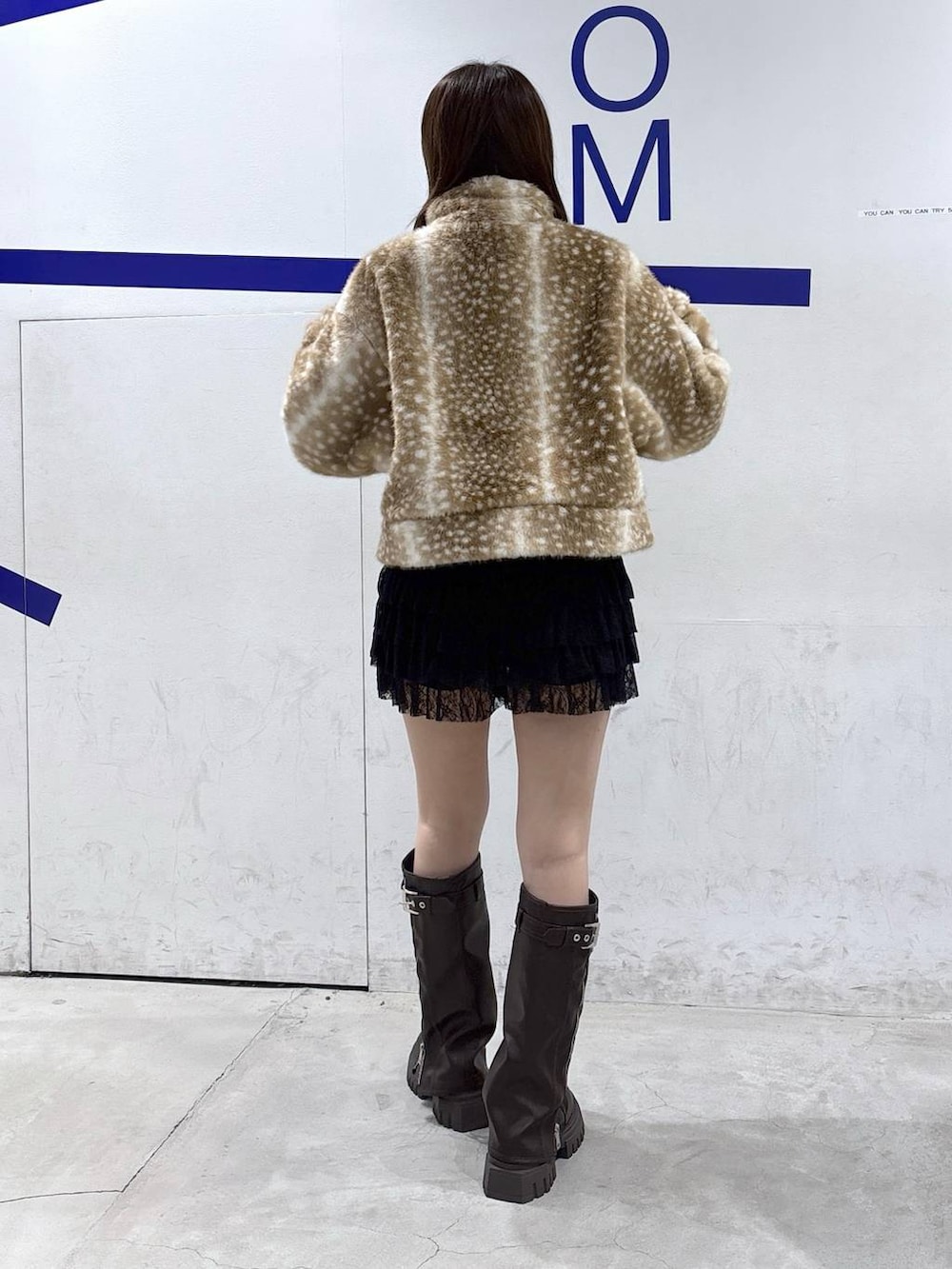 ブラック系のその他パンツ、ブラウン系のブーツを着用したレディースの秋コーディネートの4枚目の写真
