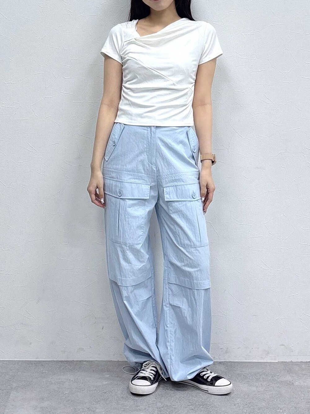 ブルー系のその他パンツ、ホワイト系のTシャツ/カットソーを着用したレディースの夏コーディネートの2枚目の写真
