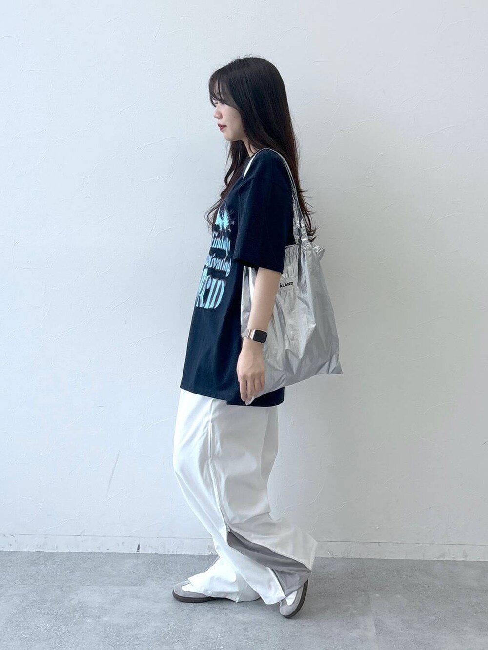 ベージュ系のカーゴパンツ、グレー系のトートバッグ、ブルー系のTシャツ/カットソーを着用したレディースの春コーディネートの5枚目の写真