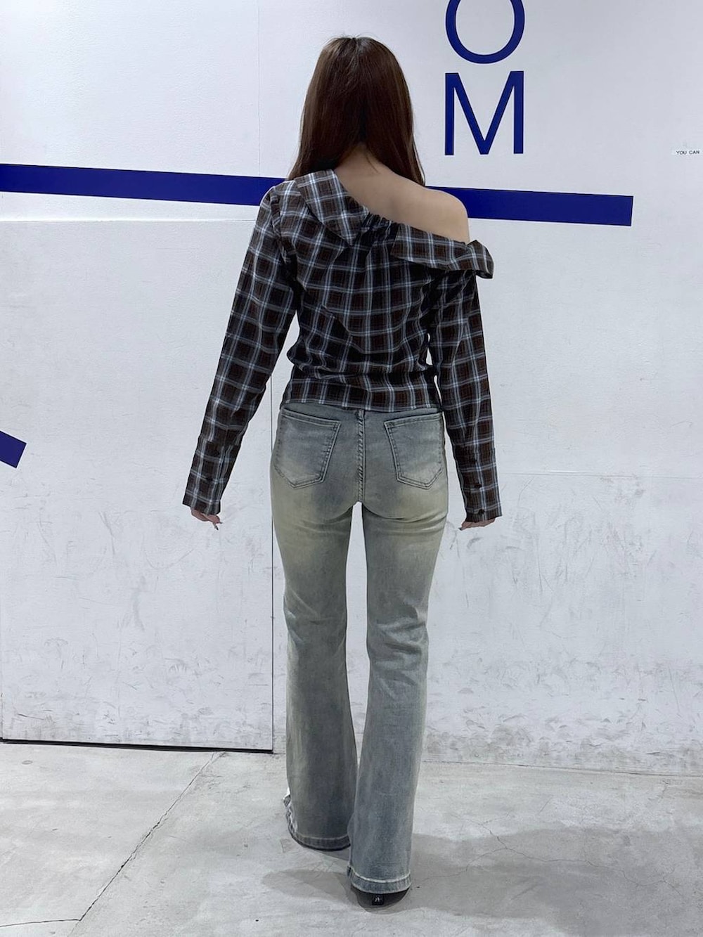 ブルー系のデニムパンツ、ホワイト系のパンプス、ブラウン系のシャツ/ブラウスを着用したレディースの春コーディネートの4枚目の写真