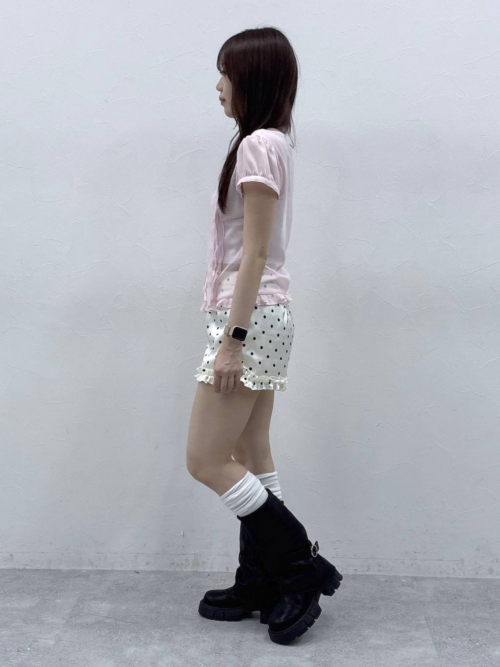 ブラック系のブーツ、ピンク系のシャツ/ブラウス、ホワイト系のその他パンツを着用したレディースの春コーディネートの3枚目の写真
