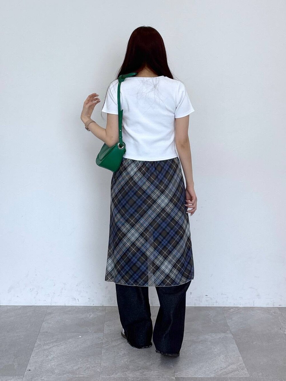 ブラック系のデニムパンツ、ブルー系のスカートを着用したレディースの春コーディネートの5枚目の写真