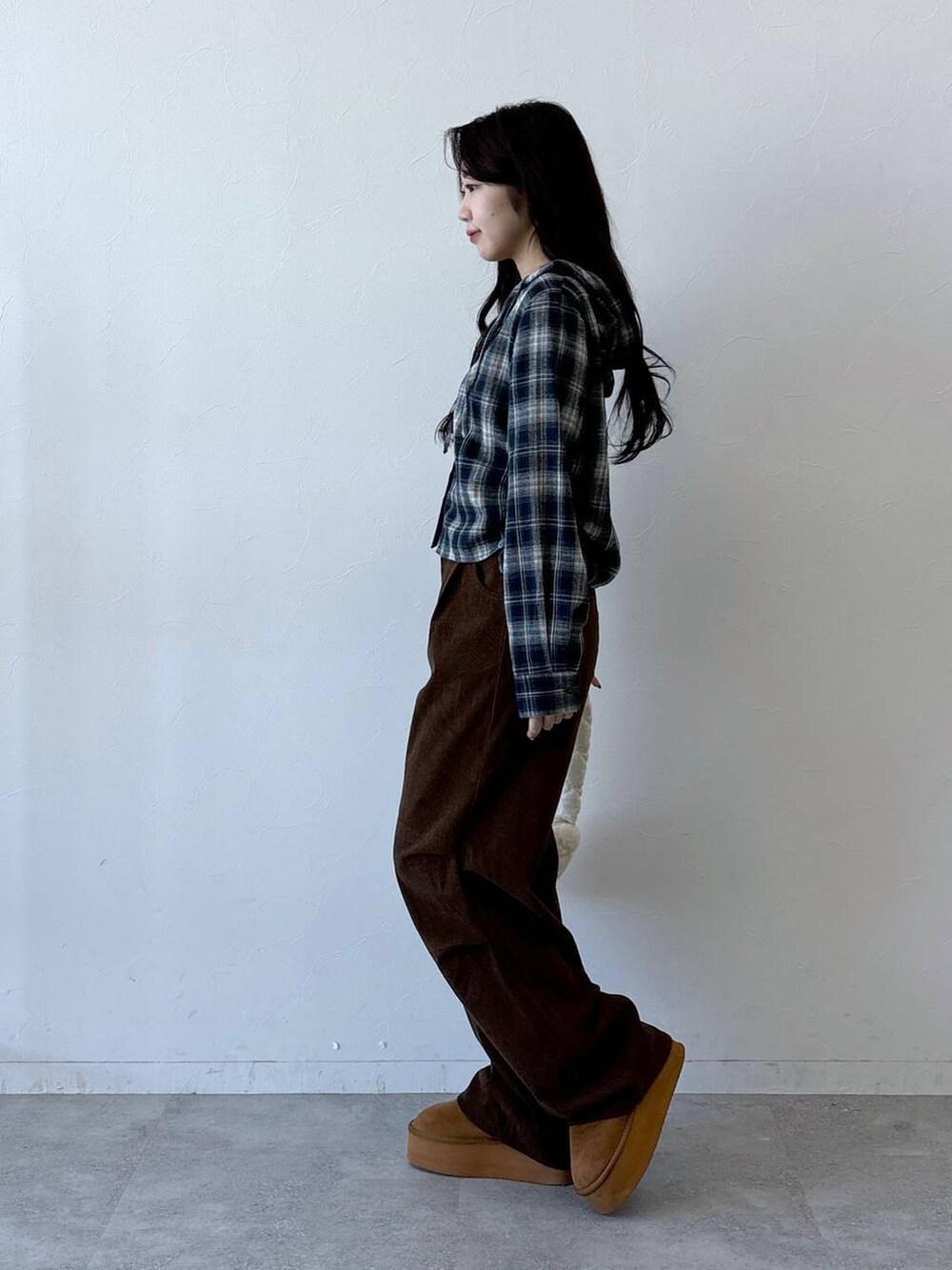 ホワイト系のショルダーバッグ、ブラウン系のその他パンツを着用したレディースの冬コーディネートの3枚目の写真