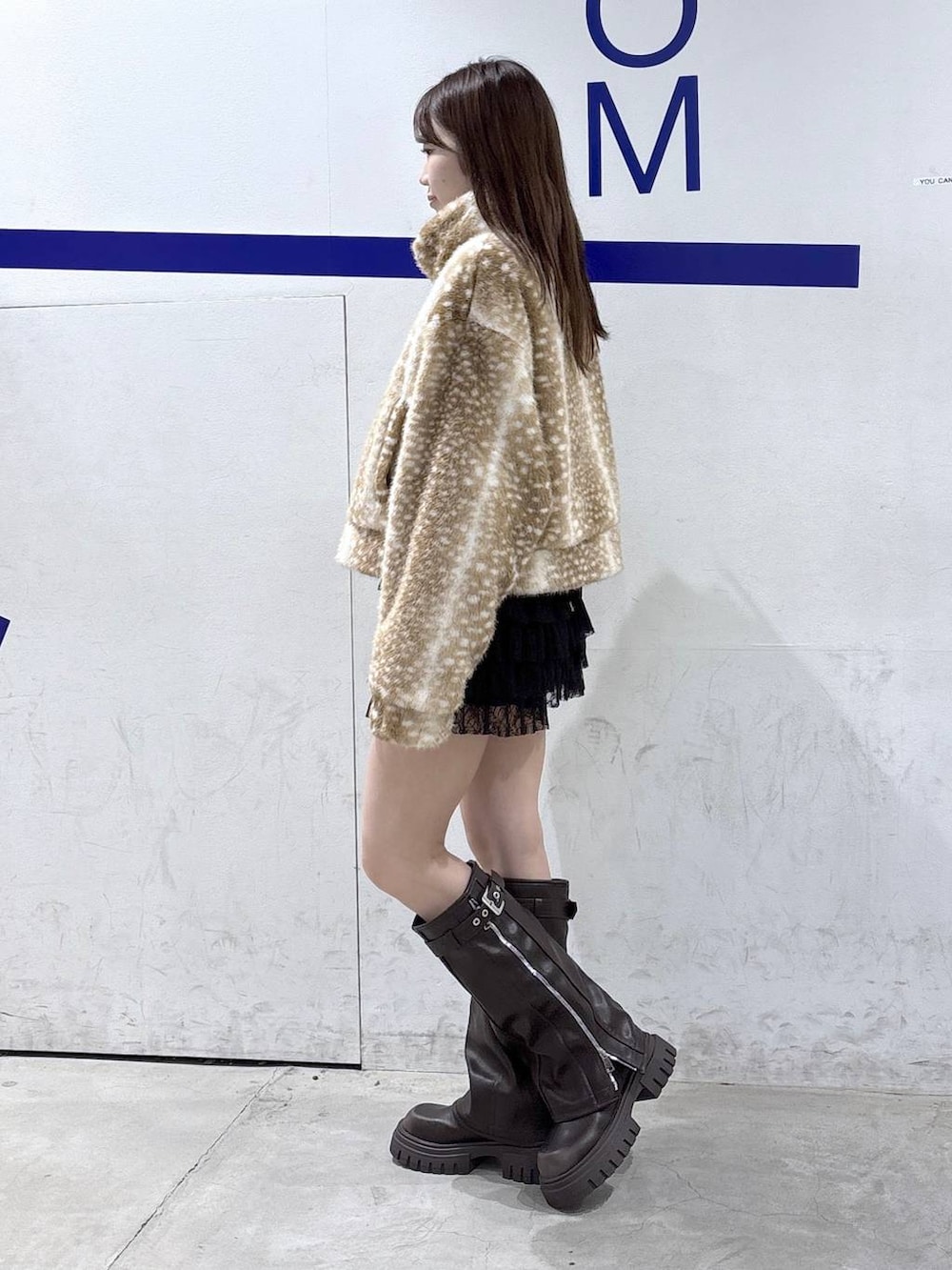 ブラック系のその他パンツ、ブラウン系のブーツを着用したレディースの秋コーディネートの3枚目の写真