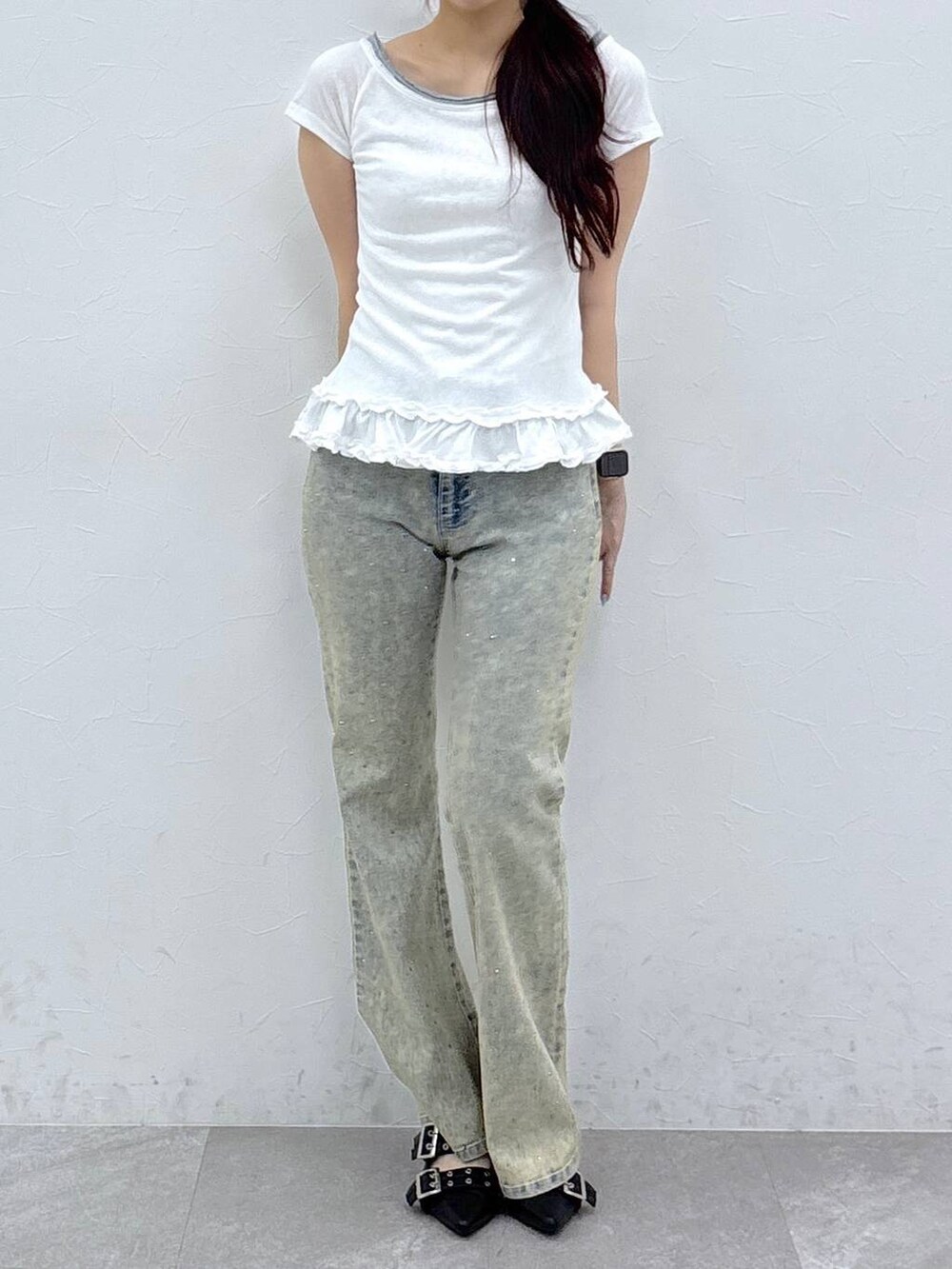 ブラック系のサンダル、ブルー系のデニムパンツを着用したレディースの夏コーディネートの2枚目の写真