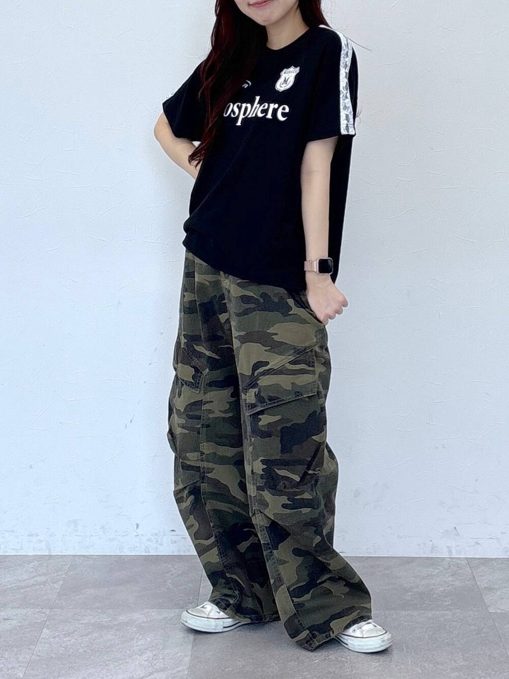 その他のカーゴパンツ、ブラック系のTシャツ/カットソーを着用したレディースの春コーディネートの3枚目の写真