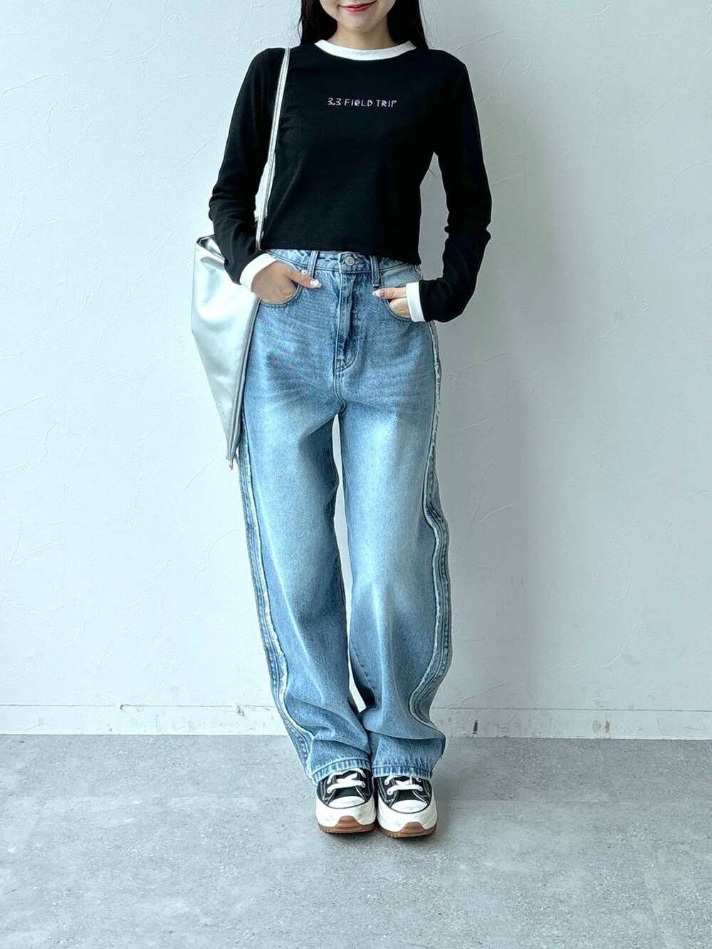 ブラック系のTシャツ/カットソー、グレー系のバックパック/リュックを着用したレディースの秋コーディネートの2枚目の写真