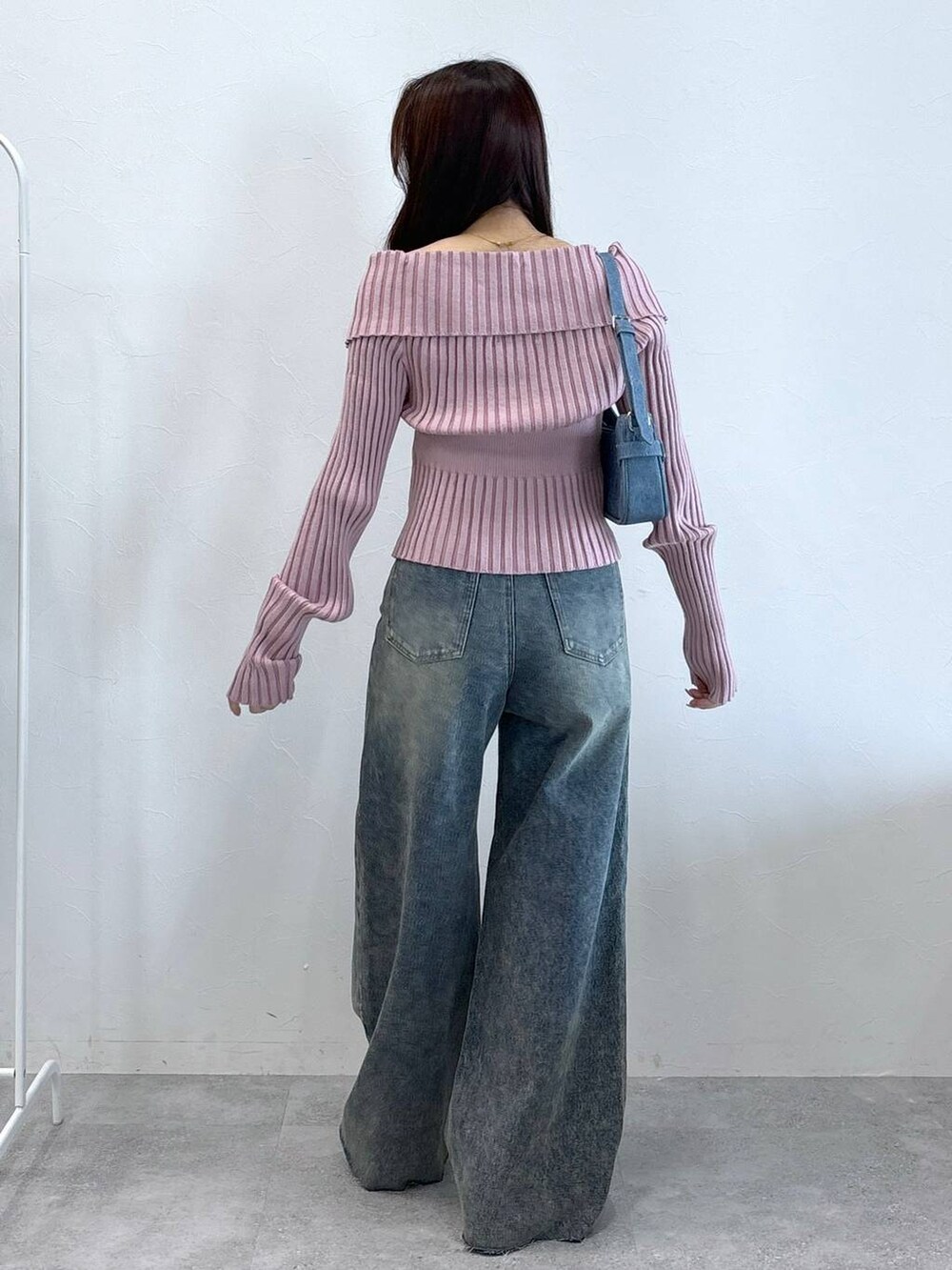 ブルー系のトートバッグ、その他のデニムパンツを着用したレディースの秋コーディネートの4枚目の写真