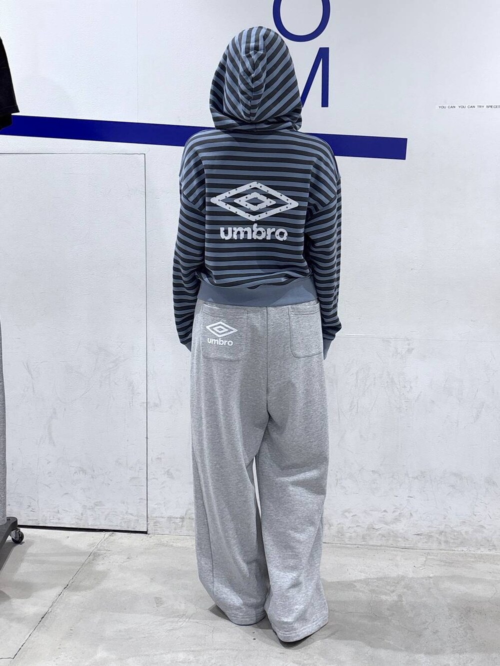 その他のパンプスを着用したレディースの夏コーディネートの4枚目の写真