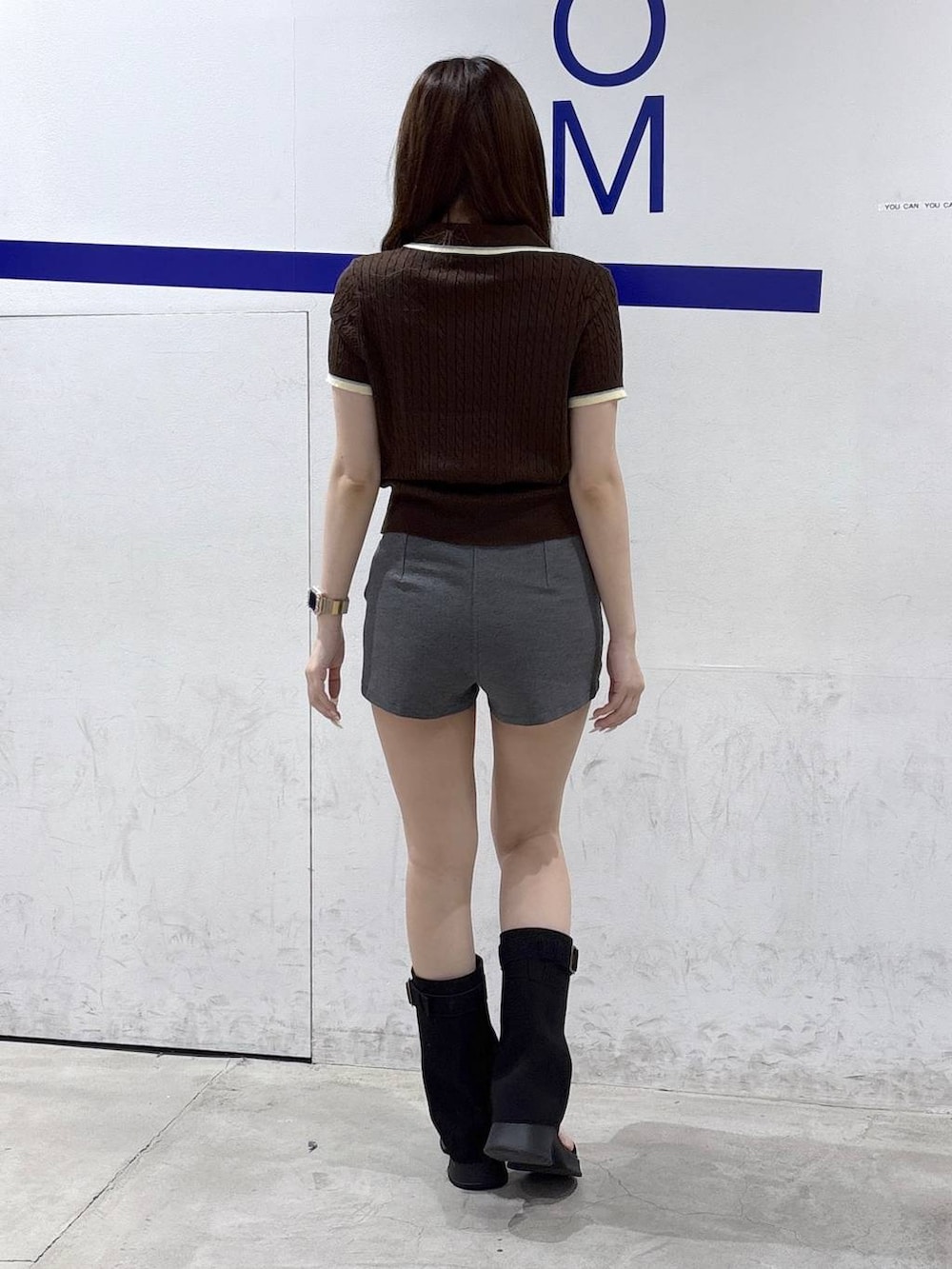 ブラック系のサンダル、グレー系のその他パンツ、ブラウン系のニット/セーターを着用したレディースの夏コーディネートの4枚目の写真