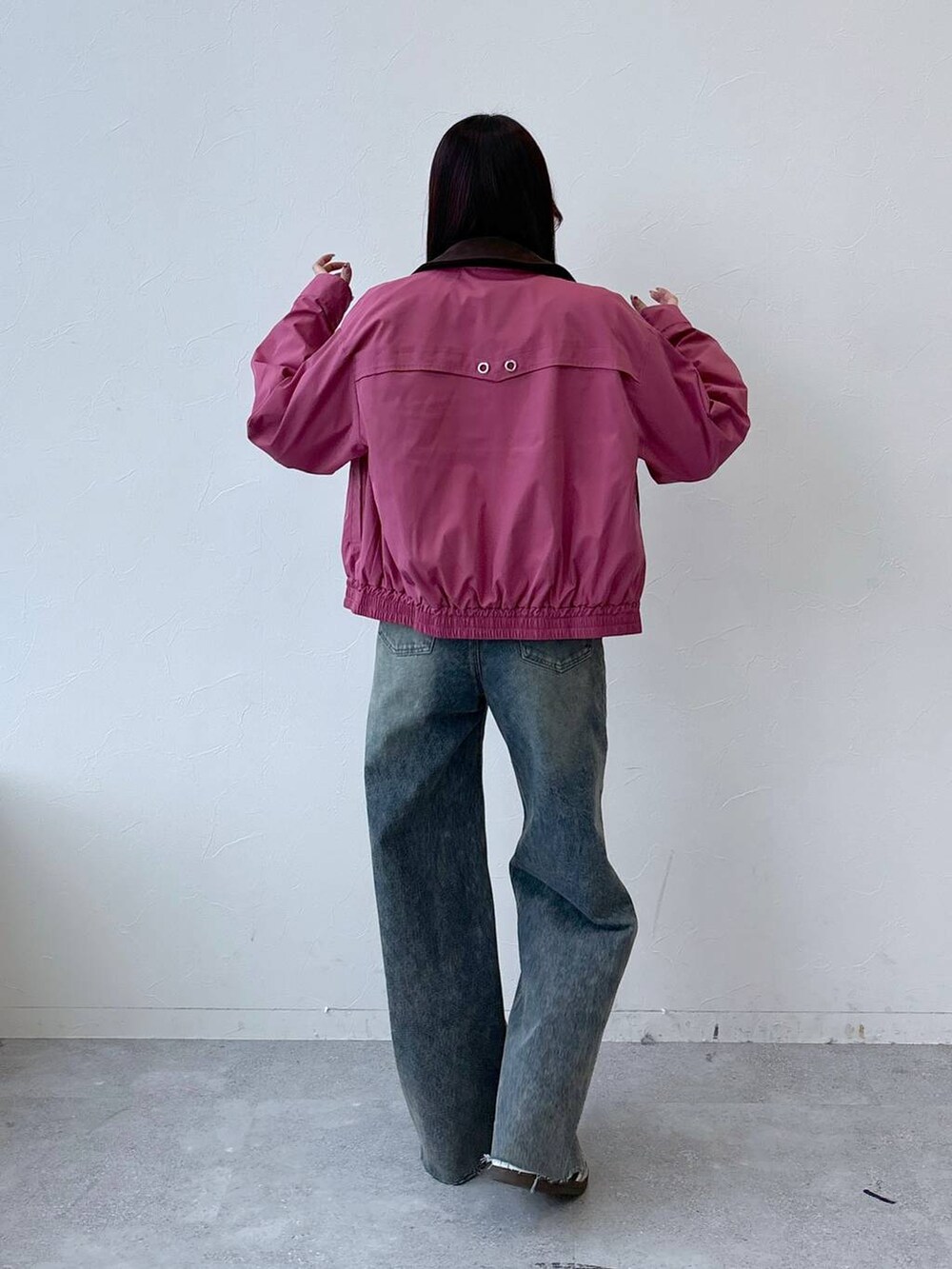 その他のデニムパンツ、ブラック系のTシャツ/カットソーを着用したレディースの冬コーディネートの5枚目の写真