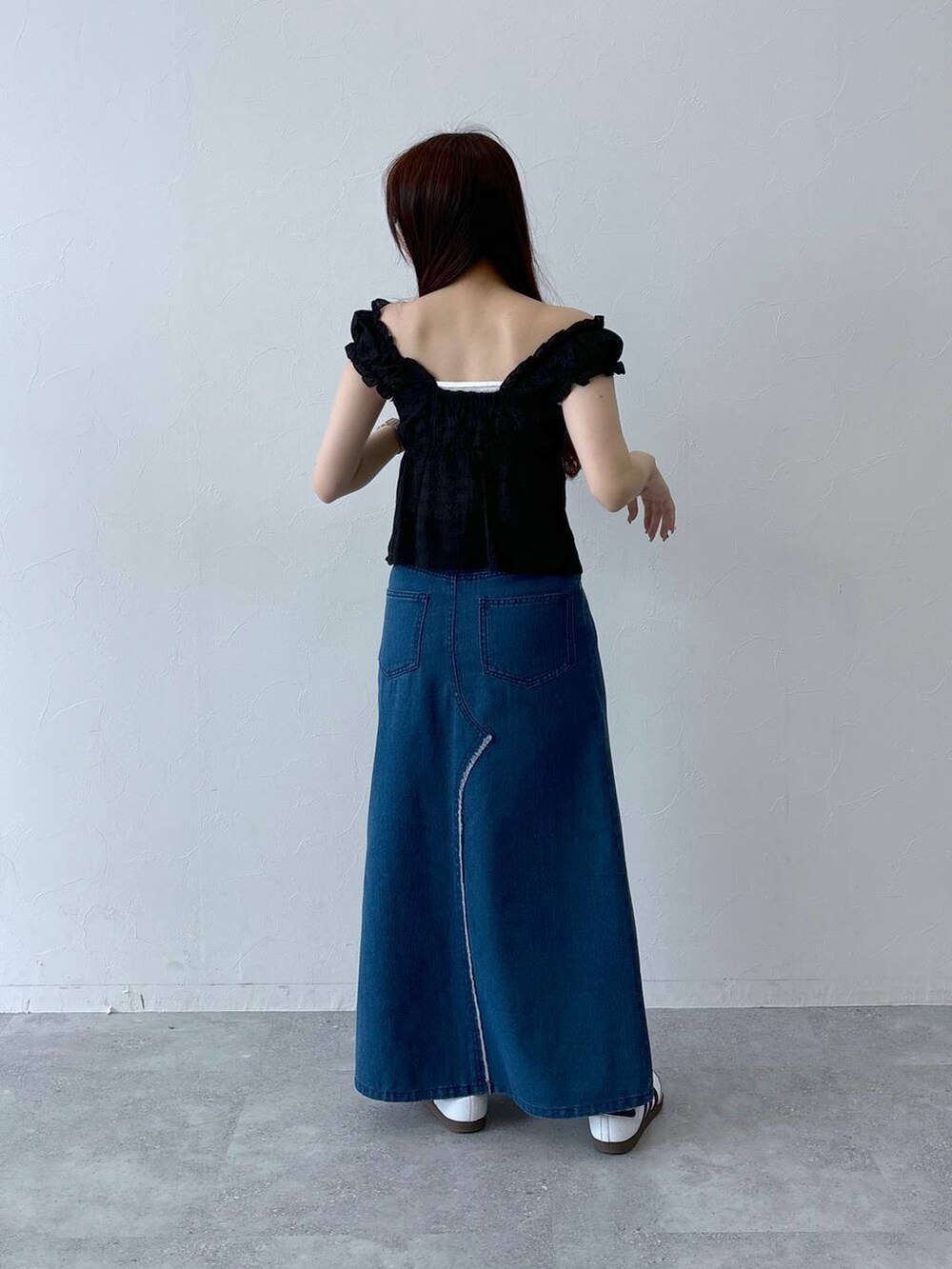 ブルー系のスカート、ブラック系のシャツ/ブラウスを着用したレディースの夏コーディネートの5枚目の写真