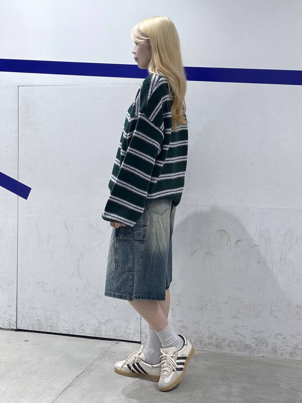 ブルー系のデニムパンツを着用したレディースの秋コーディネートの3枚目の写真