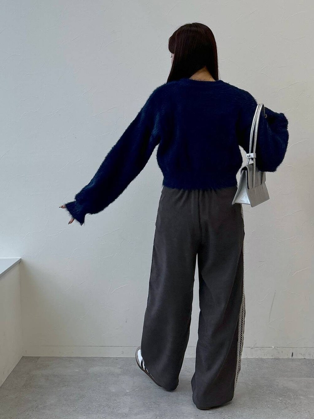 「韓国系、女子ウケ、着痩せ・細見え、ALAND」｜「3.3 Field Trip の3.3 Field Trip／レザースクエアバッグ（ショルダーバッグ、シルバー系）」を使った、snowaeさん（レディース・157cm）の冬コーディネートの4枚目の写真
