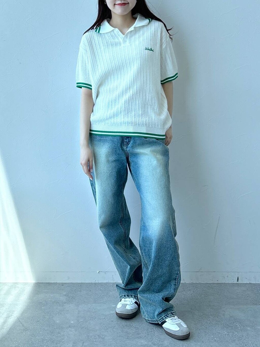 ベージュ系のニット/セーター、ブルー系のデニムパンツを着用したレディースの春コーディネートの2枚目の写真