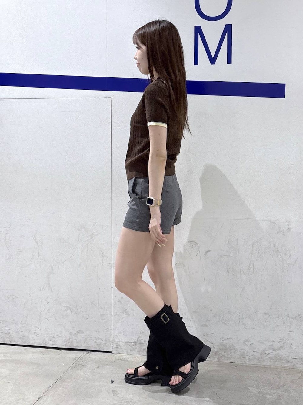 ブラック系のサンダル、グレー系のその他パンツ、ブラウン系のニット/セーターを着用したレディースの夏コーディネートの3枚目の写真
