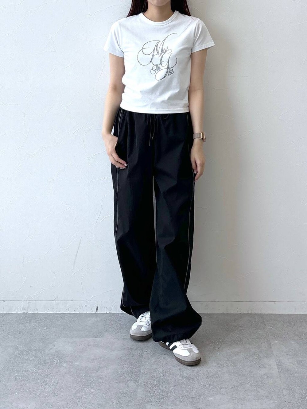 ブラック系のその他パンツ、ホワイト系のTシャツ/カットソーを着用したレディースの夏コーディネートの2枚目の写真