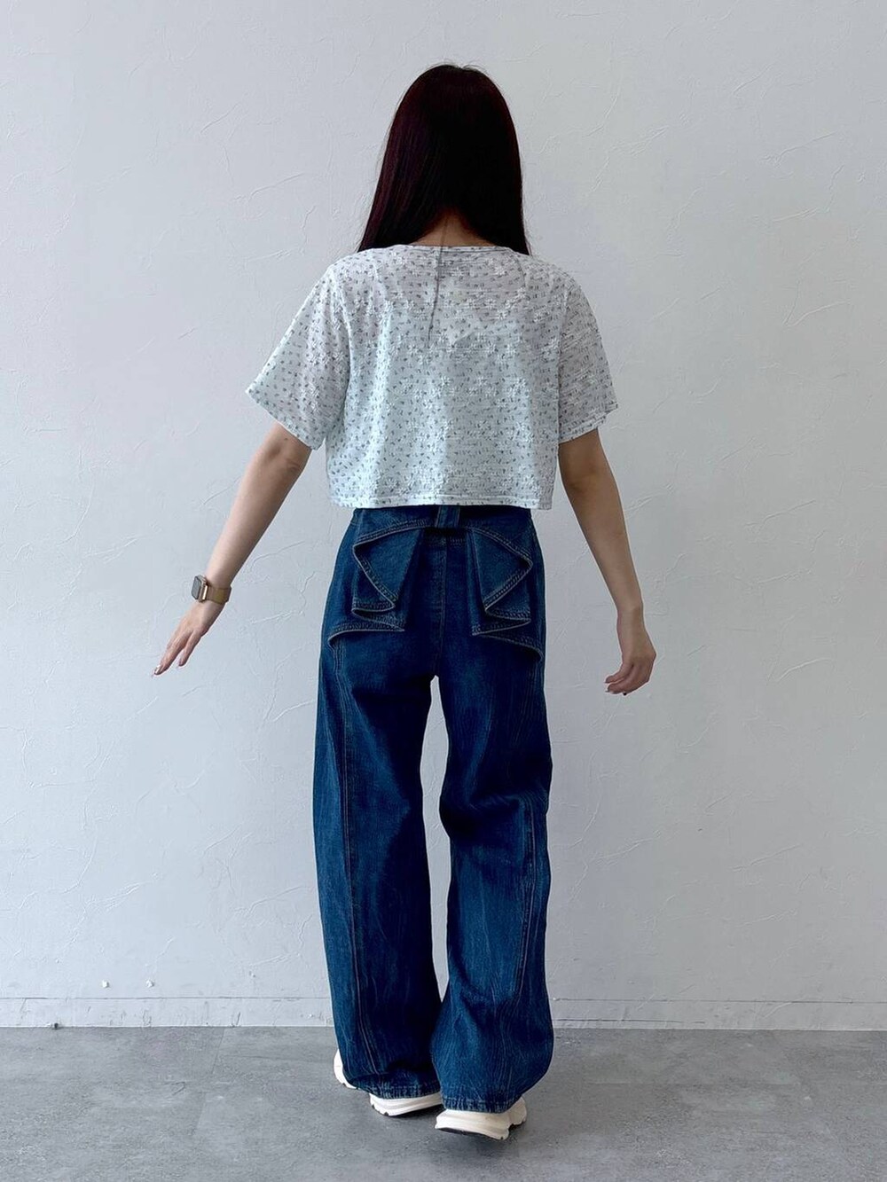 ブルー系のTシャツ/カットソー、その他のサンダル、ブルー系のデニムパンツを着用したレディースの春コーディネートの4枚目の写真