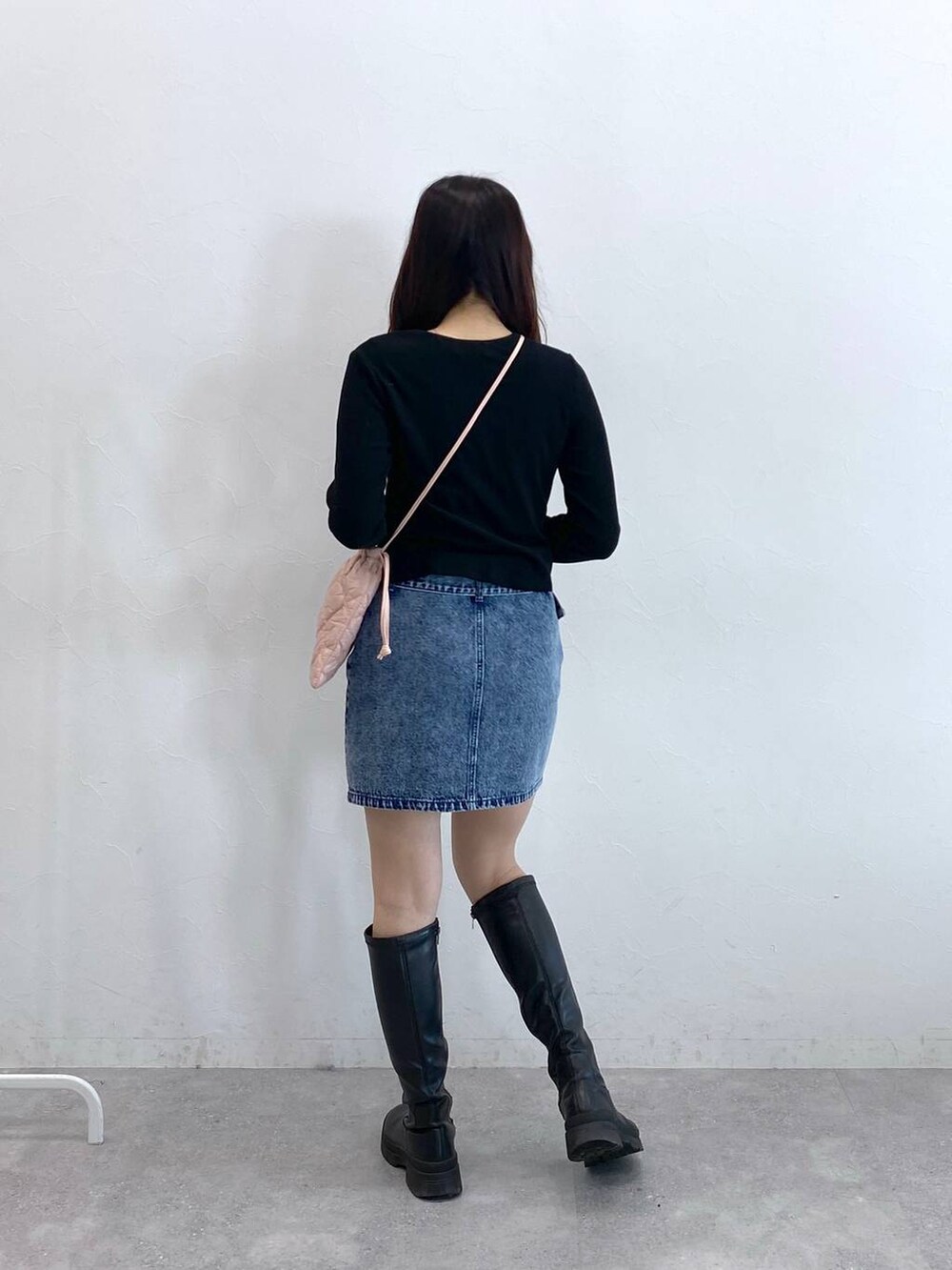 ブルー系のデニムスカート、ピンク系のショルダーバッグ、ブラック系のTシャツ/カットソーを着用したレディースの春コーディネートの4枚目の写真