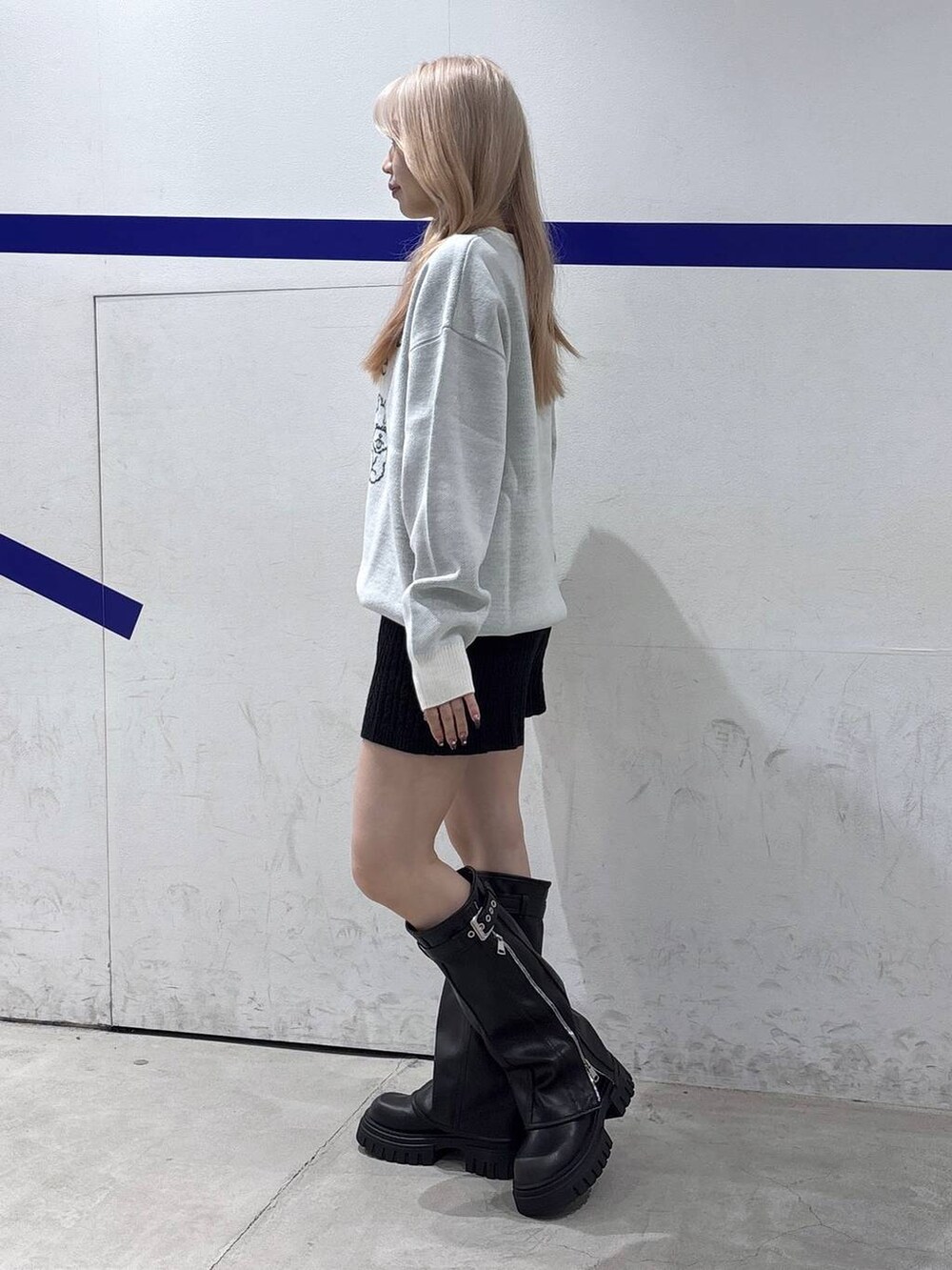 ブラック系のブーツ、ベージュ系のニット/セーター、ブラック系のその他パンツを着用したレディースの秋コーディネートの3枚目の写真