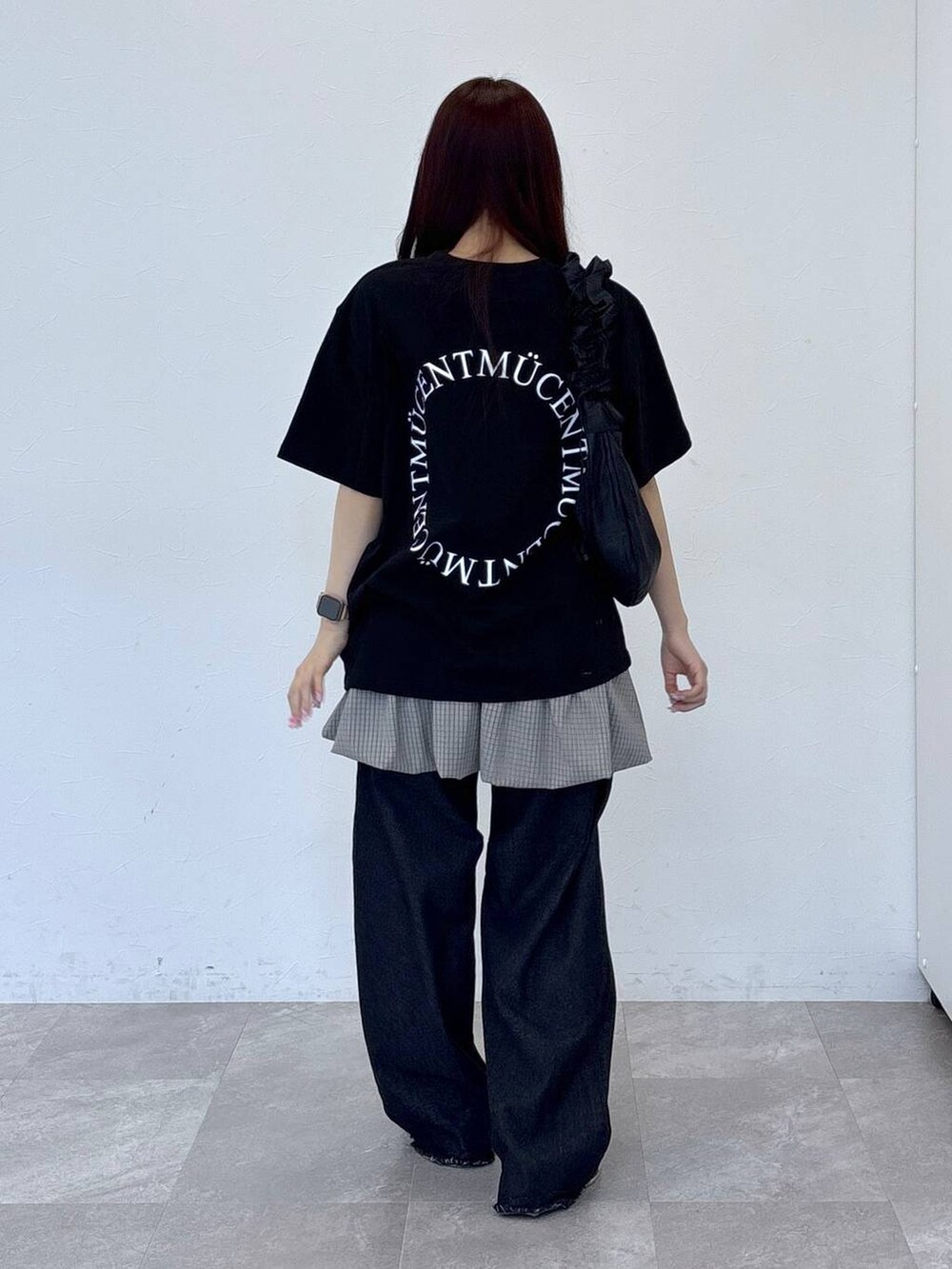 ブラック系のショルダーバッグ、ブラック系のデニムパンツ、ブラック系のTシャツ/カットソーを着用したレディースの春コーディネートの4枚目の写真