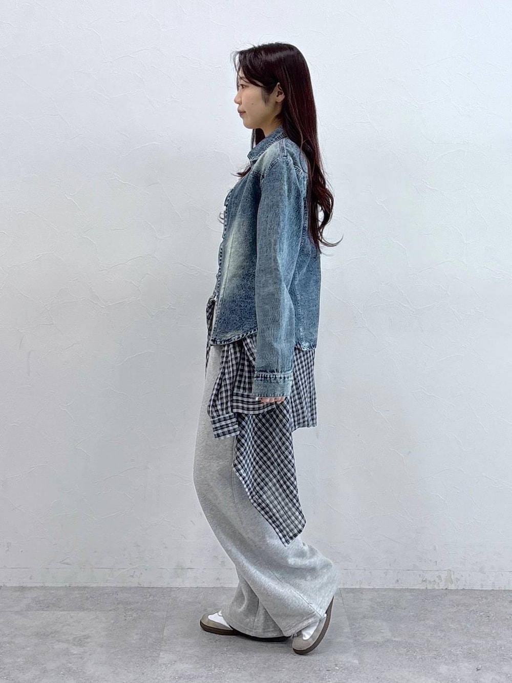 ブルー系のシャツ/ブラウス、ベージュ系のTシャツ/カットソーを着用したレディースの春コーディネートの3枚目の写真