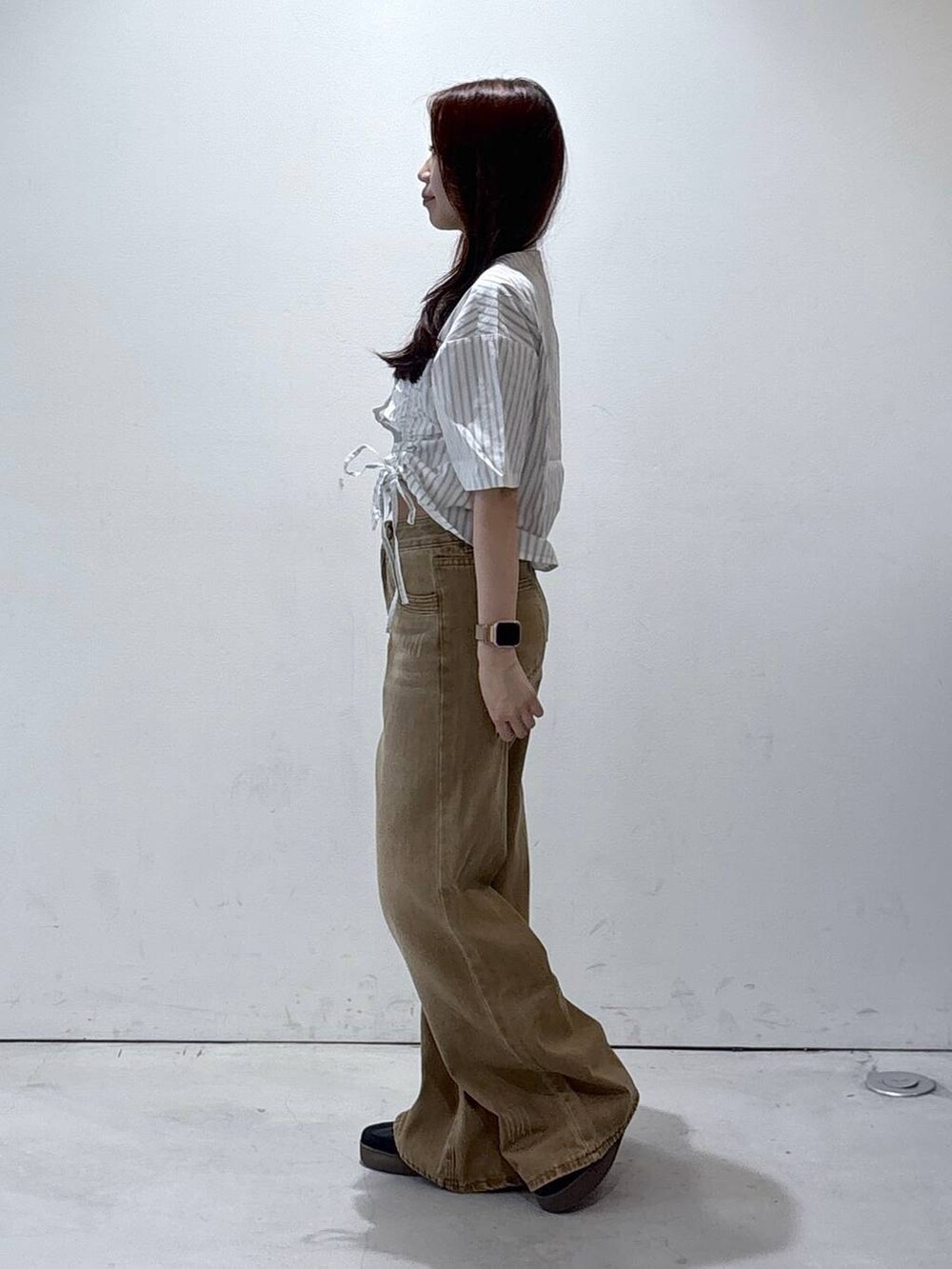 ホワイト系のシャツ/ブラウス、イエロー系のデニムパンツを着用したレディースの夏コーディネートの3枚目の写真