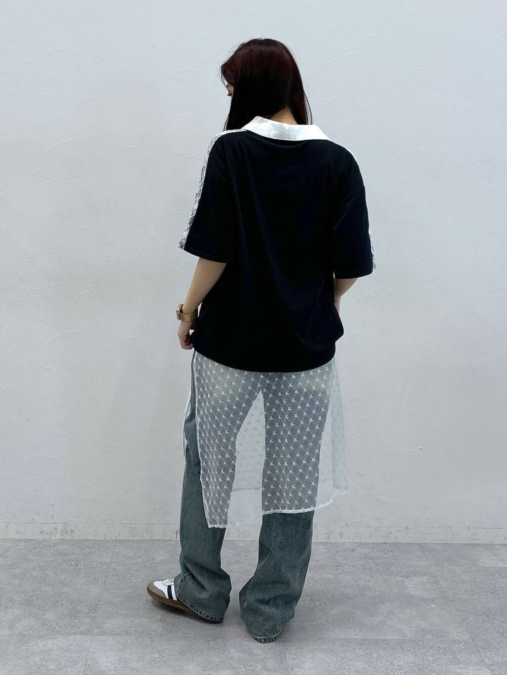 ブルー系のデニムパンツ、その他のスカート、ブラック系のTシャツ/カットソーを着用したレディースの夏コーディネートの4枚目の写真