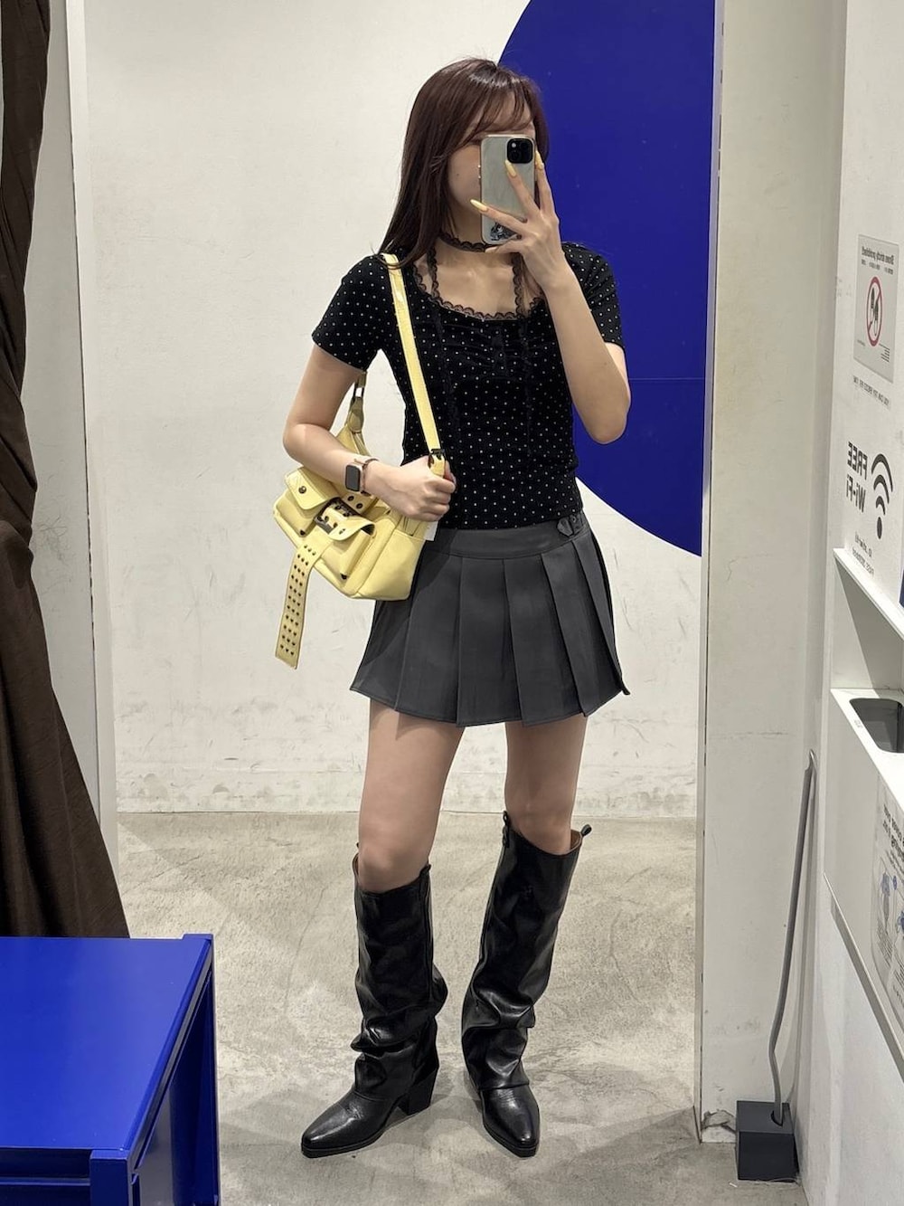ブラック系のブーツ、イエロー系のショルダーバッグ、ブラック系のTシャツ/カットソーを着用したレディースの春コーディネートの6枚目の写真