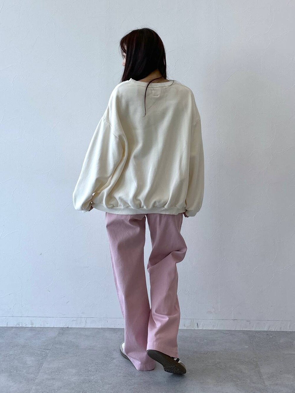 ホワイト系のスウェット、ピンク系のその他パンツを着用したレディースの秋コーディネートの4枚目の写真