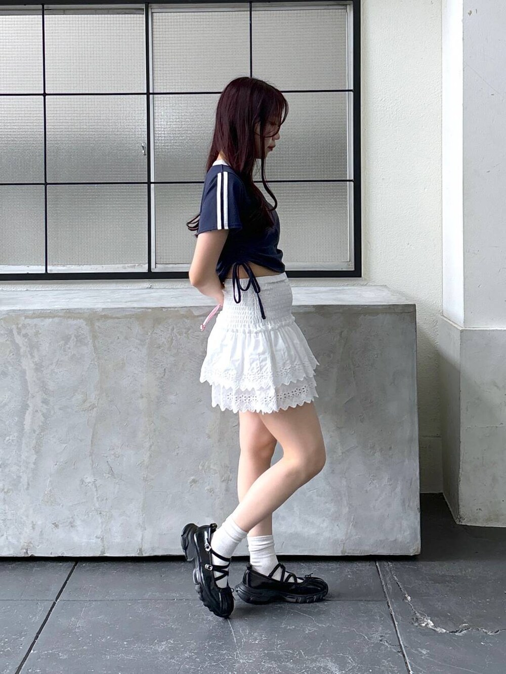 ホワイト系のスカート、ピンク系のショルダーバッグ、ブルー系のTシャツ/カットソーを着用したレディースの夏コーディネートの4枚目の写真