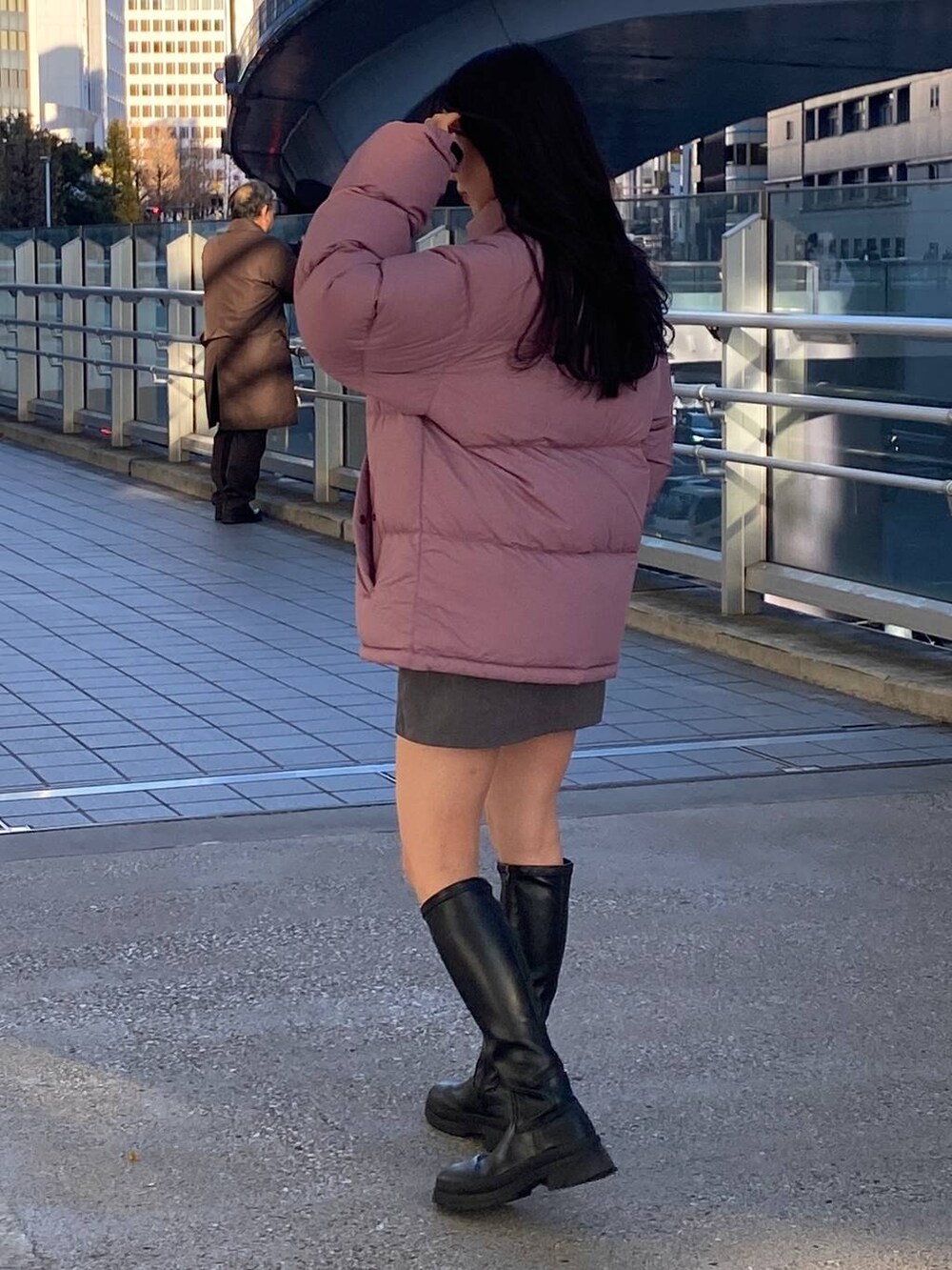 グレー系のスカートを着用したレディースの冬コーディネートの4枚目の写真