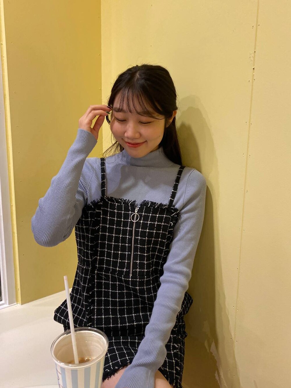 ブラック系のショルダーバッグ、ブルー系のニット/セーター、ブラック系のワンピースを着用したレディースの冬コーディネートの2枚目の写真