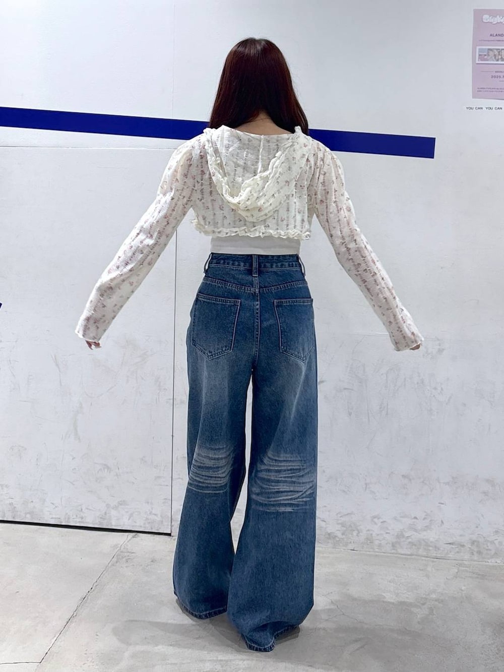 シルバー系のサンダル、ブルー系のデニムパンツ、ホワイト系のカーディガン/ボレロを着用したレディースの夏コーディネートの4枚目の写真